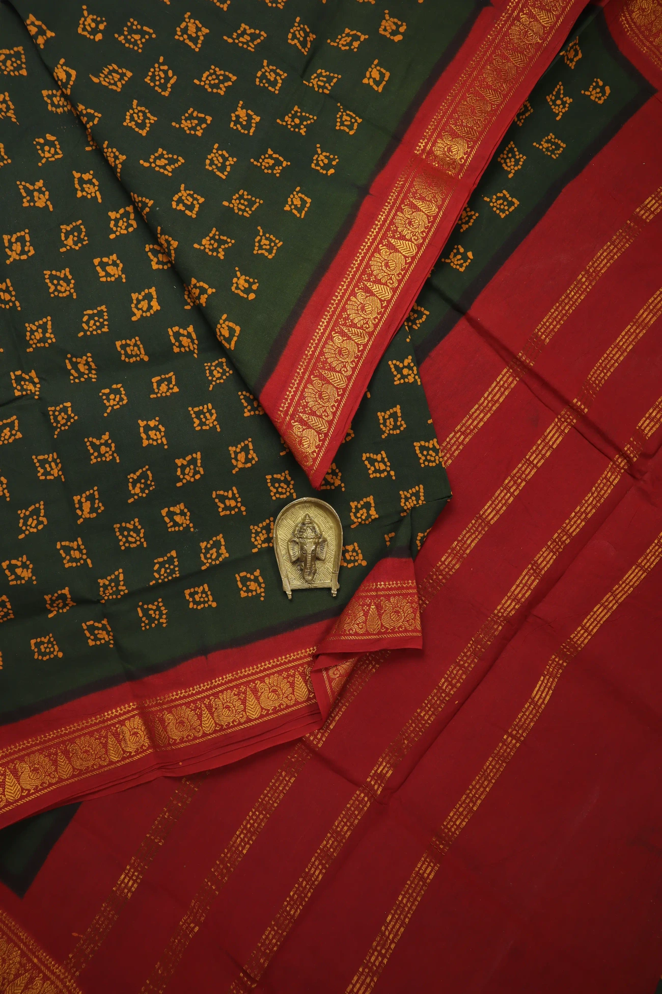 dark-green-flower-madurai-sungudi-saree-ss006342-a