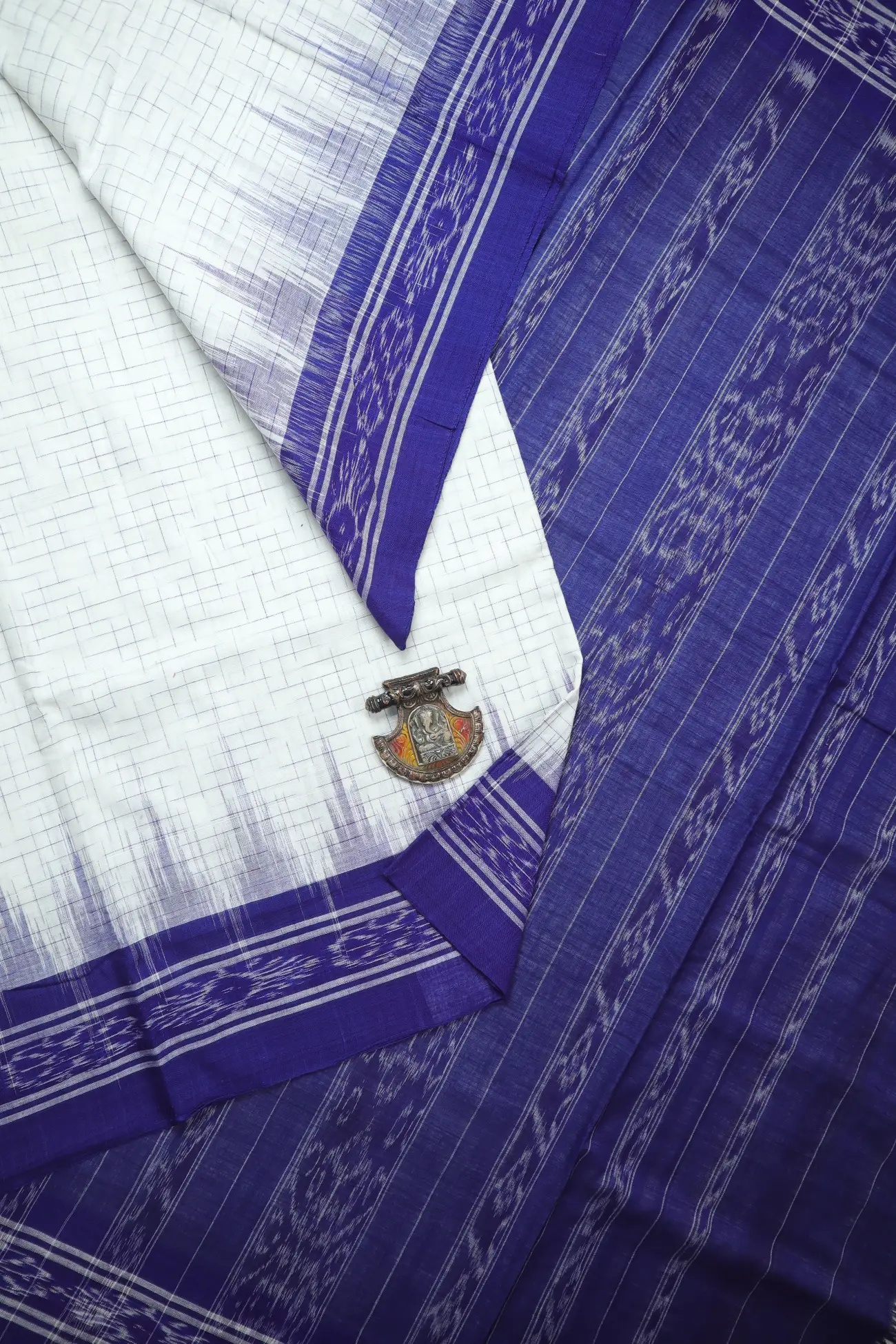 white-temple-pochampally-saree-is001415-a
