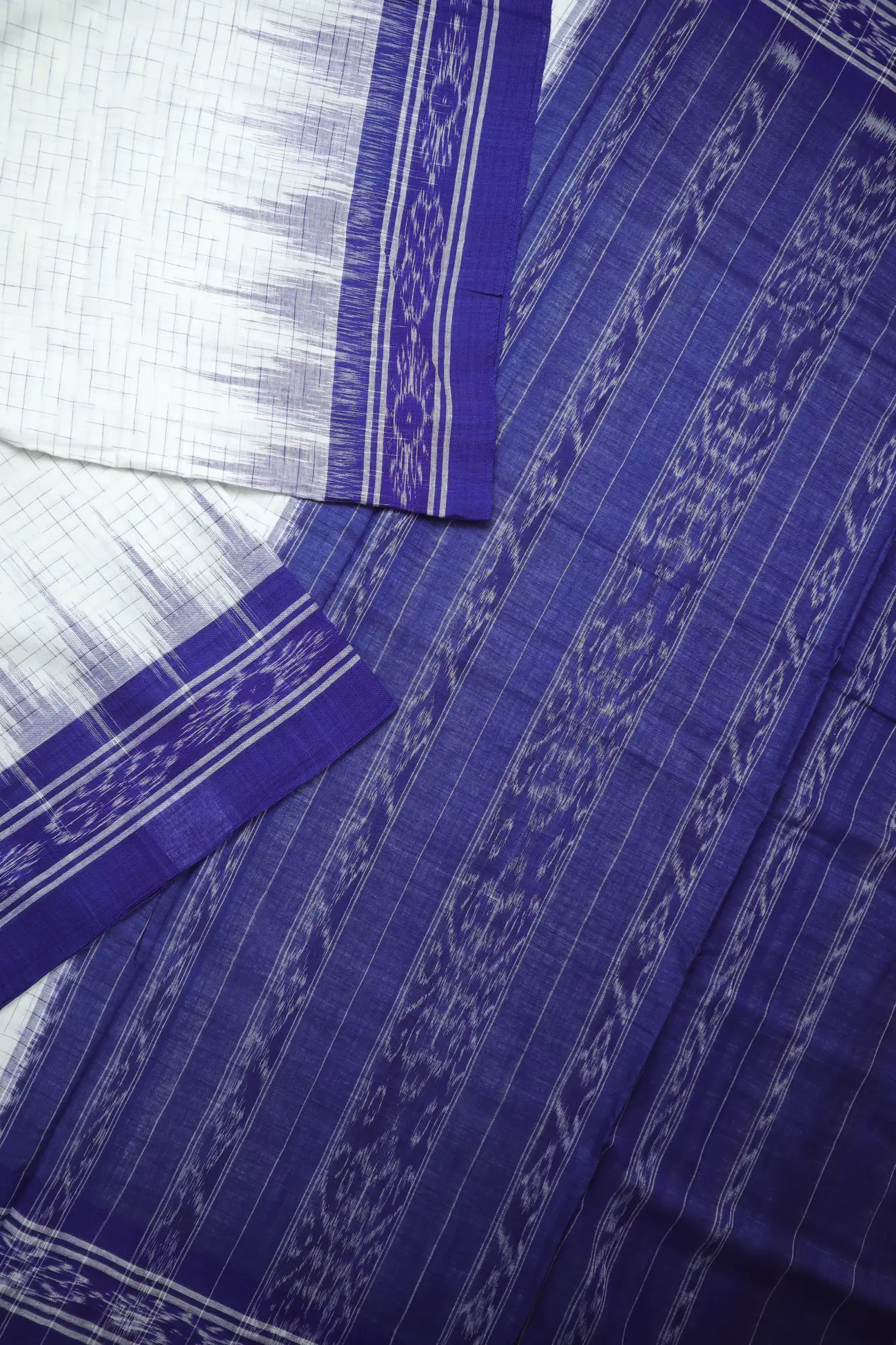 white-temple-pochampally-saree-is001415-b