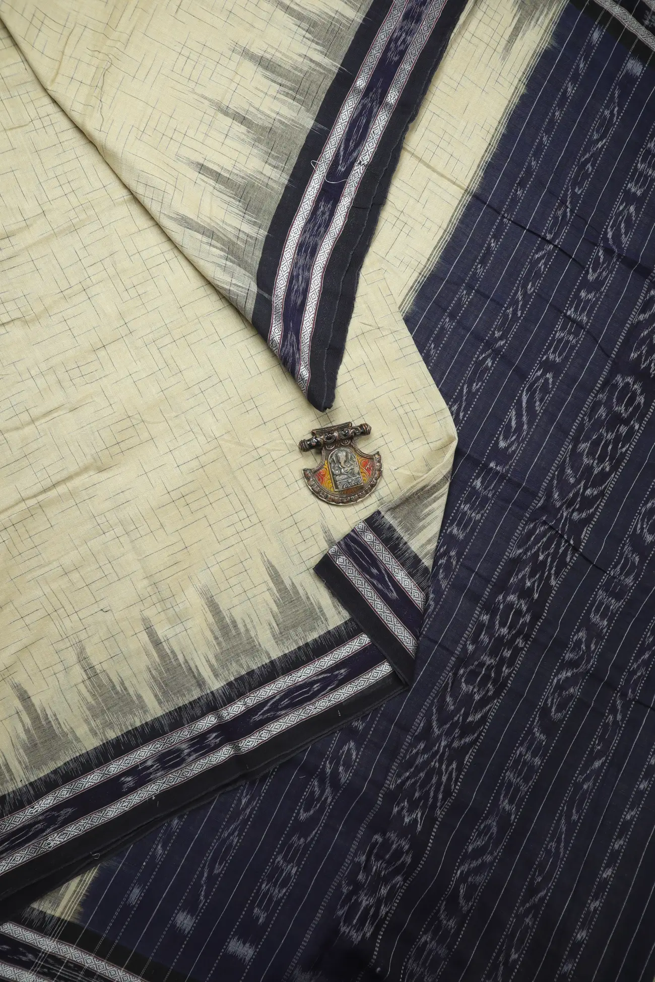 off-white-ikat-temple-pochampally-saree-is001419-a