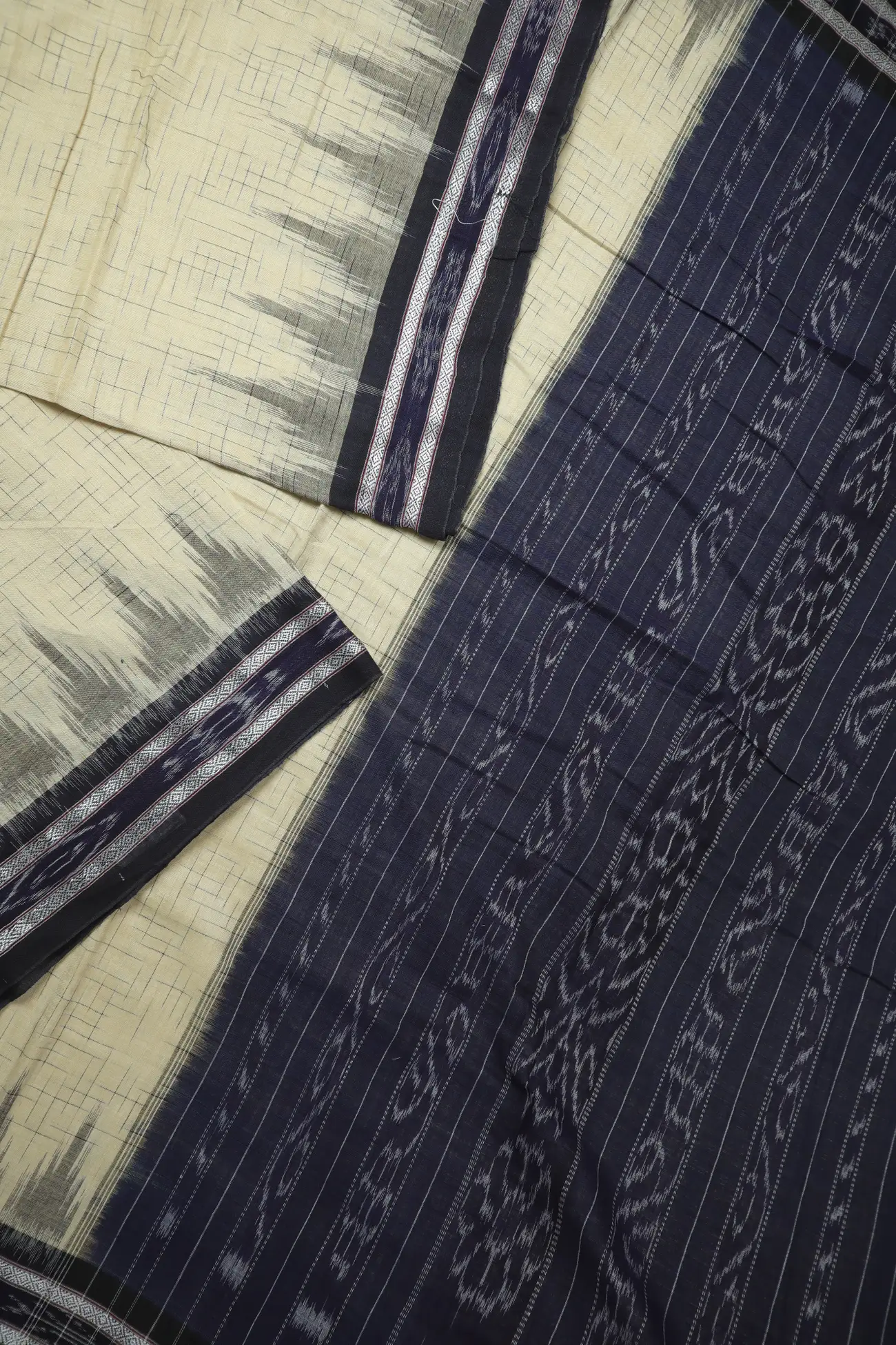 off-white-ikat-temple-pochampally-saree-is001419-b