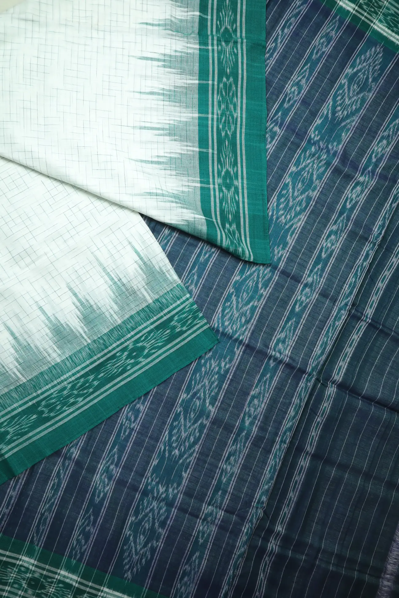 white-ikat-temple-pochampally-saree-is001416-b