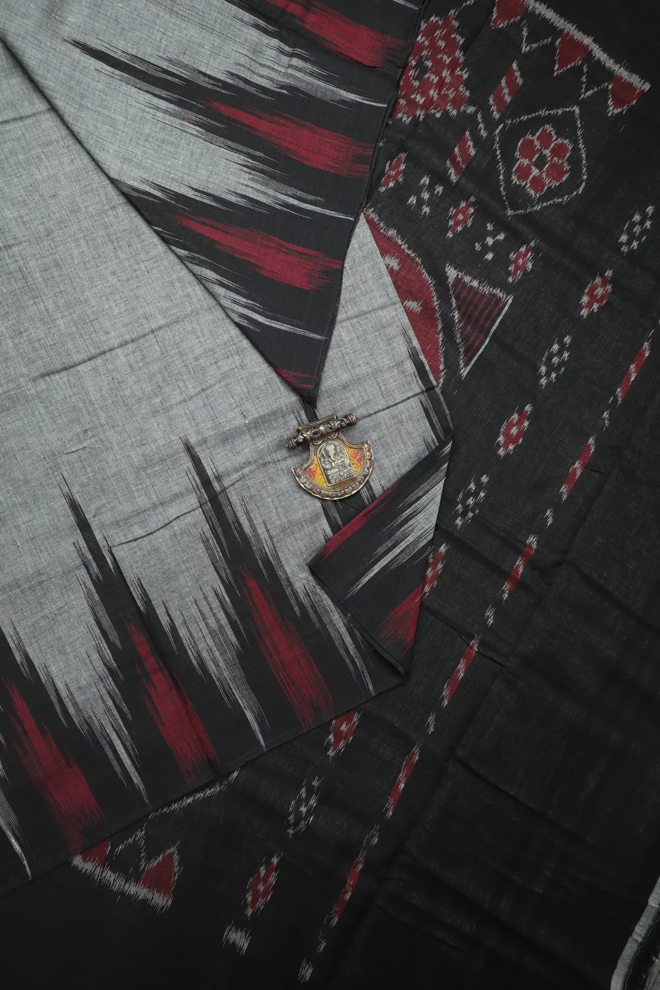 gray-temple-pochampally-saree-is001407-a