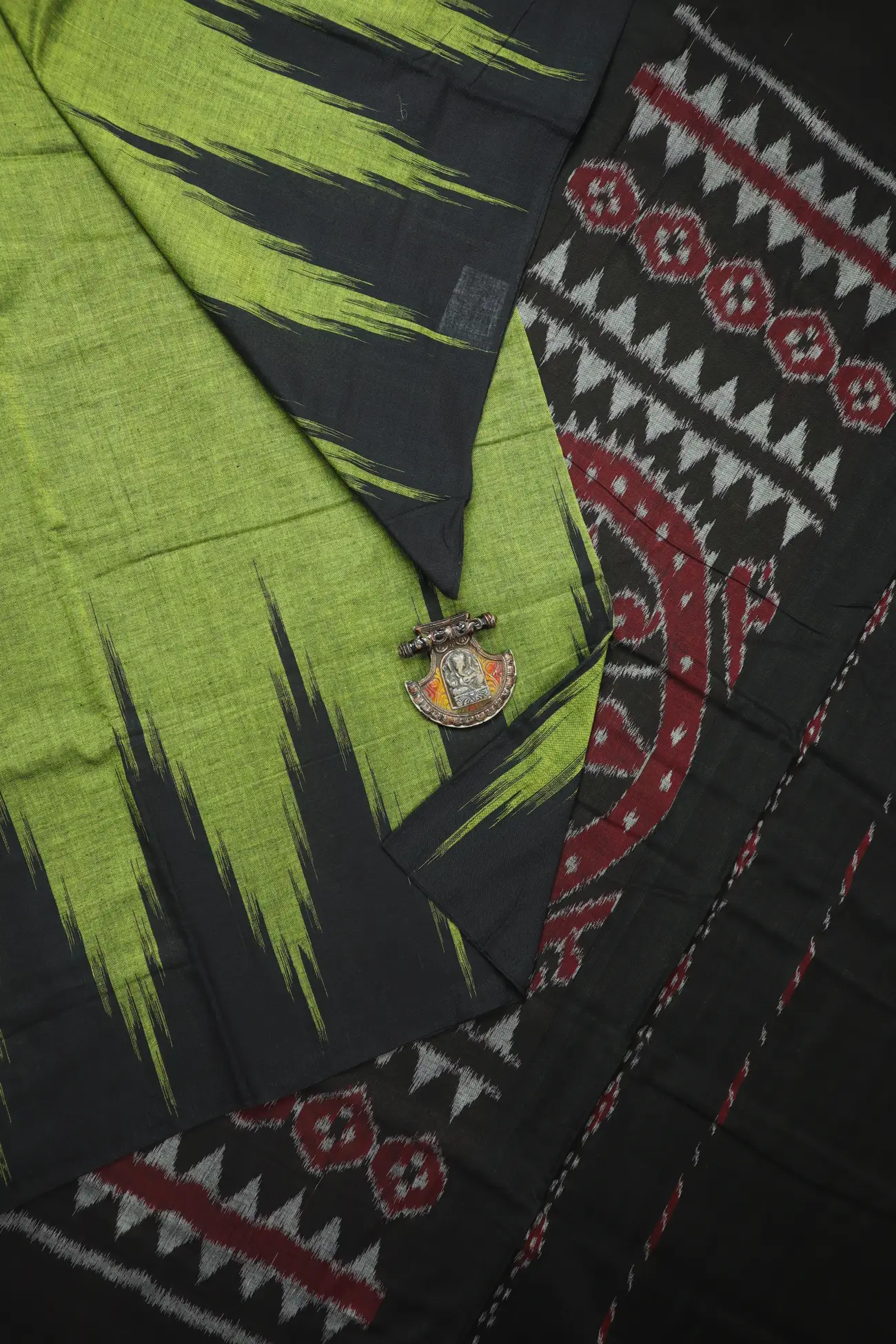 light-green-temple-pochampally-saree-is001408-a