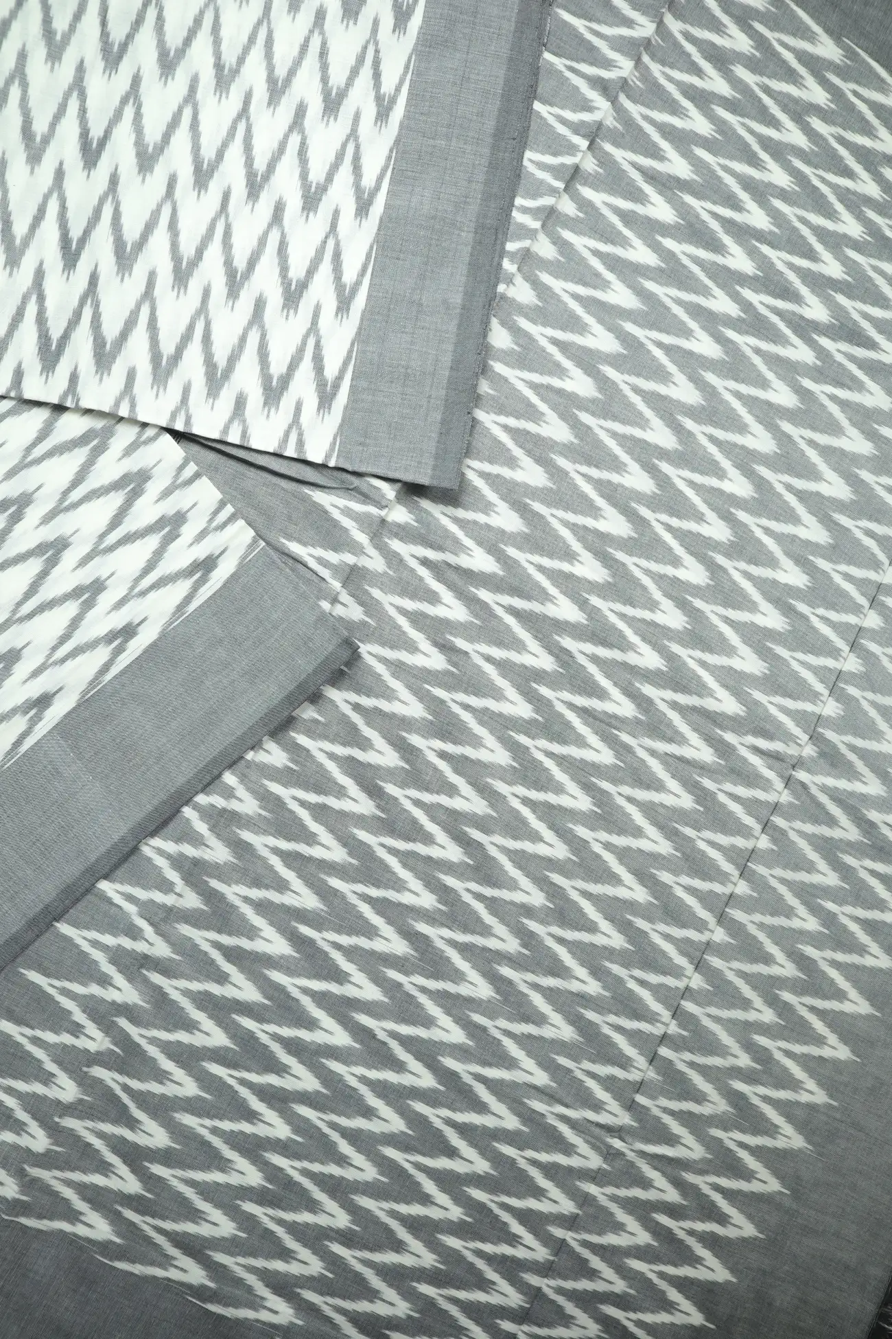 white-ikat-zigzag-ikat-saree-is001434-b