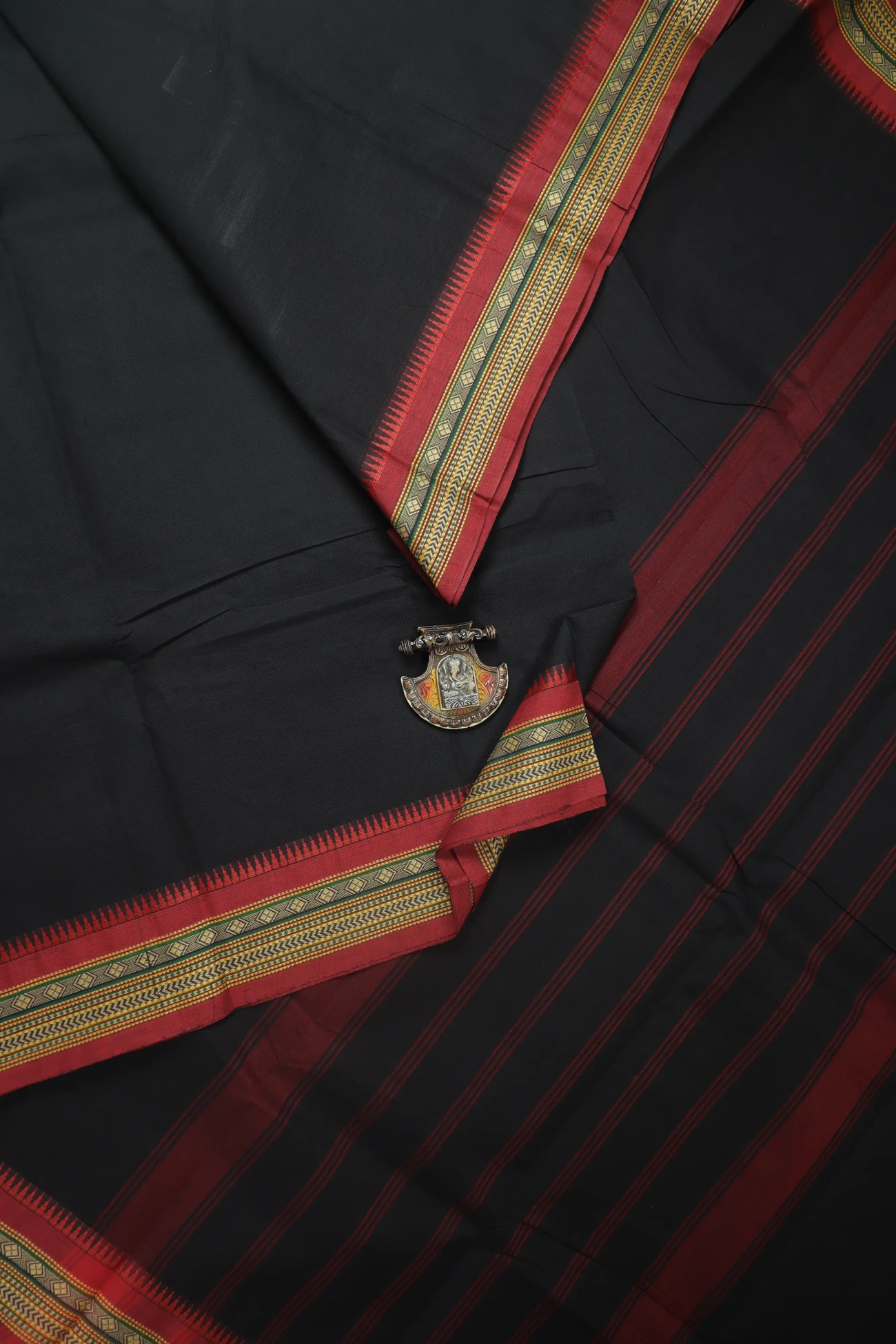 black-temple-diamoned-grand-chettinad-saree-gc002740-a