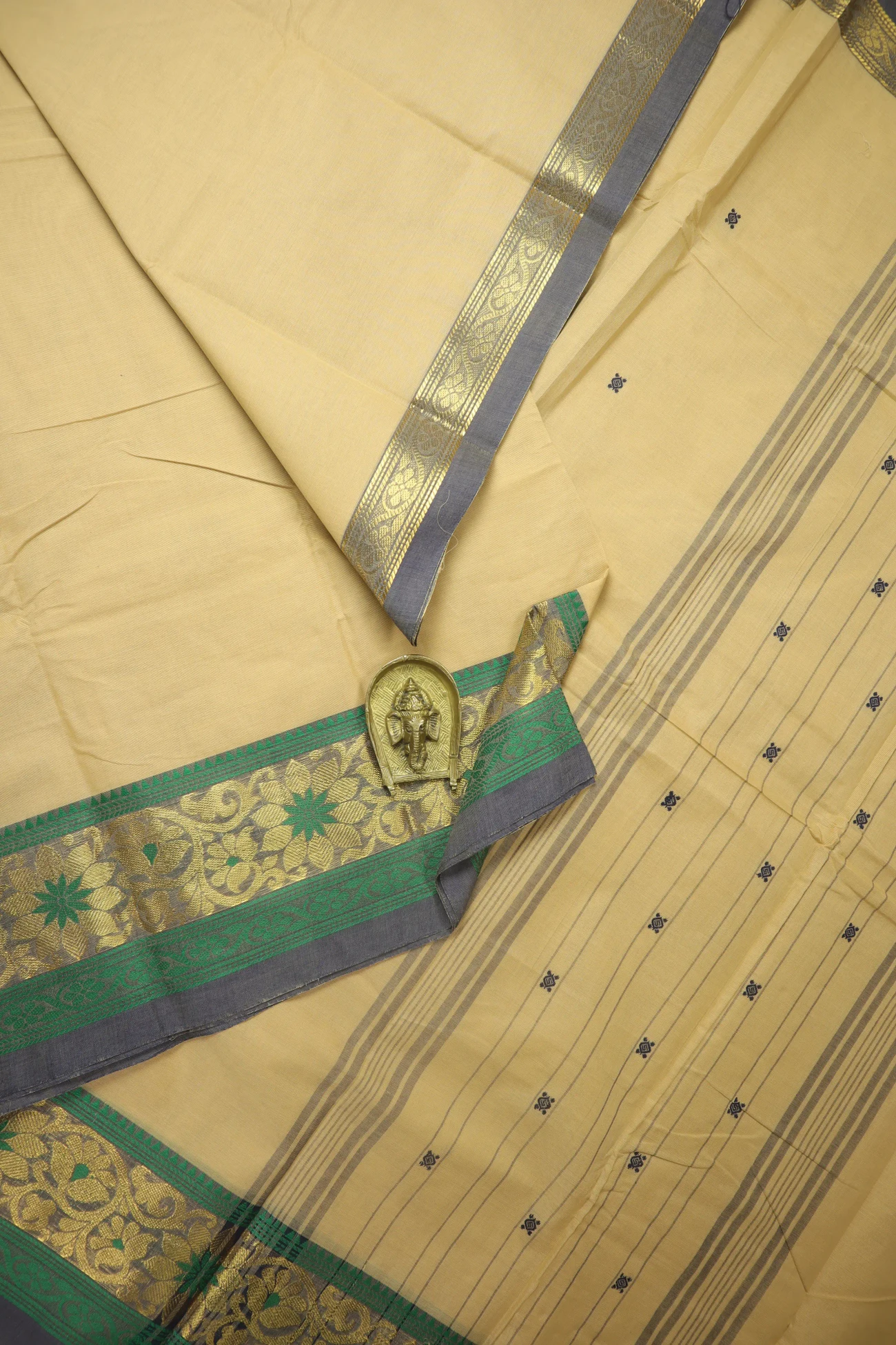 navajo-white-flower-grand-chettinad-saree-gc002643-a