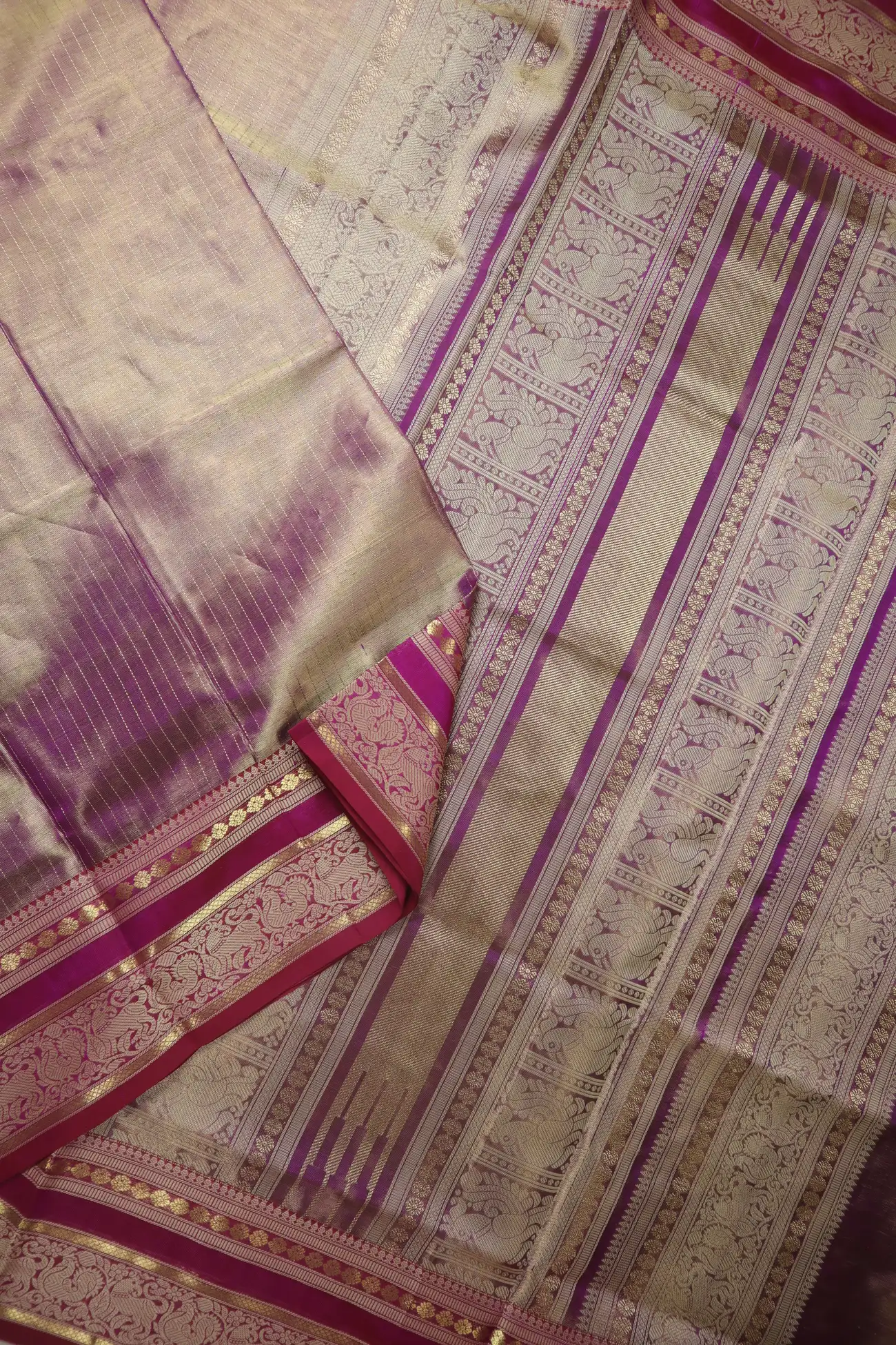 magenta-peacock-yazhi-vaira-oosi-diamond-needle-kanchi-silk-cotton-saree-sc003123-b