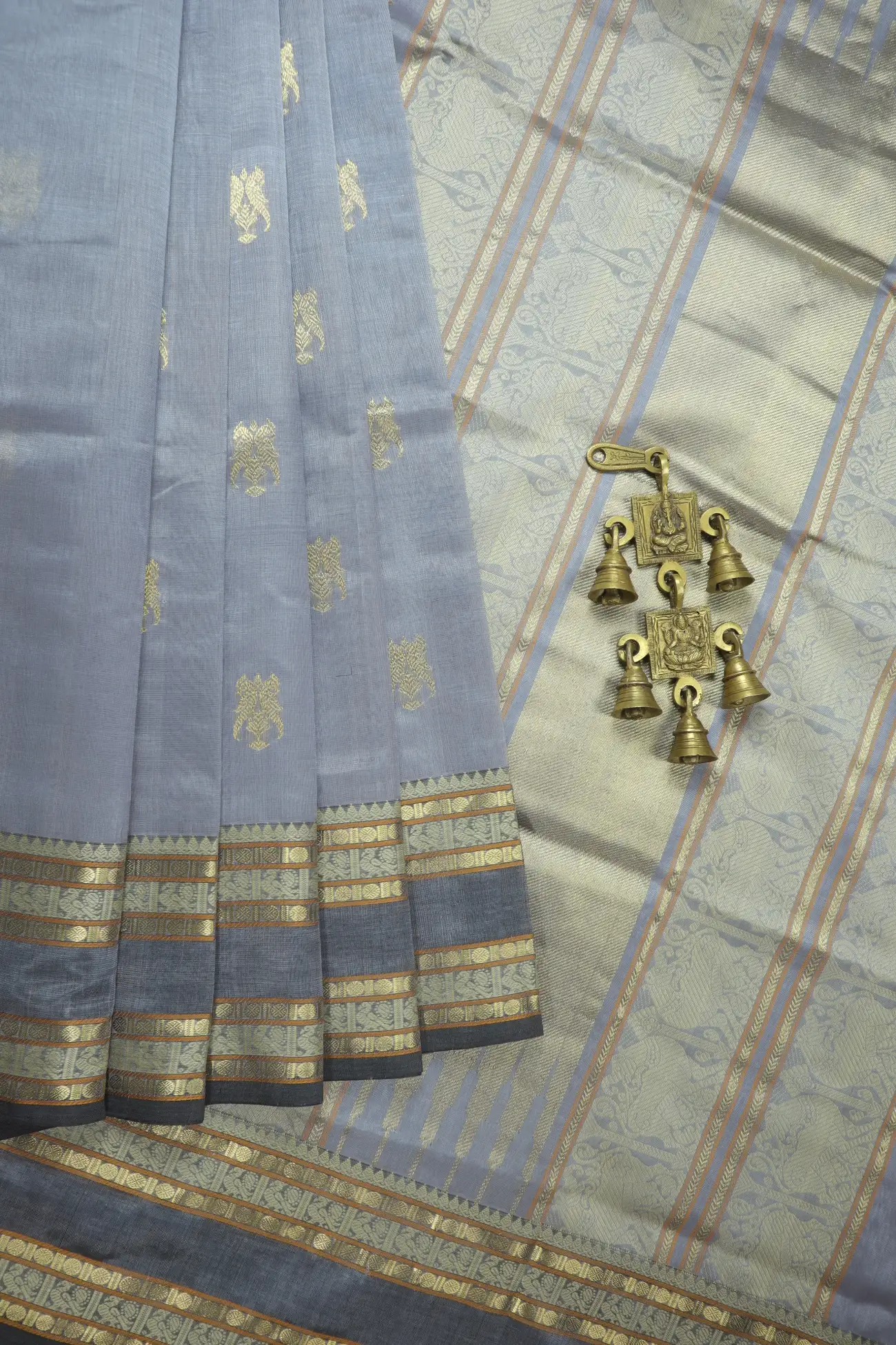 gray-parrot-ruthratcham-peacock-yazhi-rettai-pettu-kanchi-silk-cotton-saree-sc003084-a