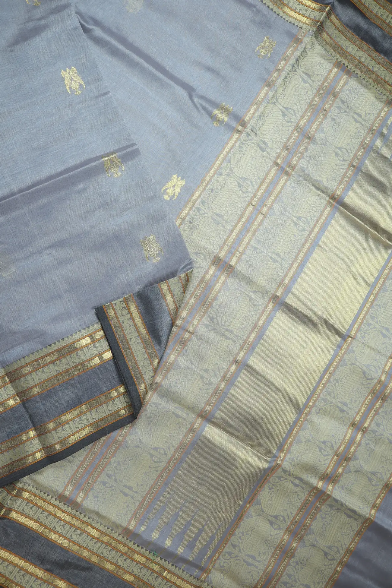 gray-parrot-ruthratcham-peacock-yazhi-rettai-pettu-kanchi-silk-cotton-saree-sc003084-b
