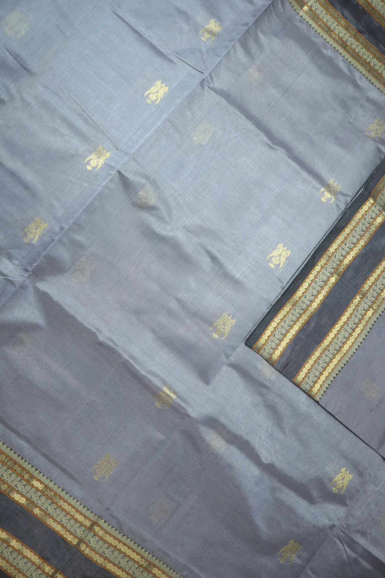 gray-parrot-ruthratcham-peacock-yazhi-rettai-pettu-kanchi-silk-cotton-saree-sc003084-c