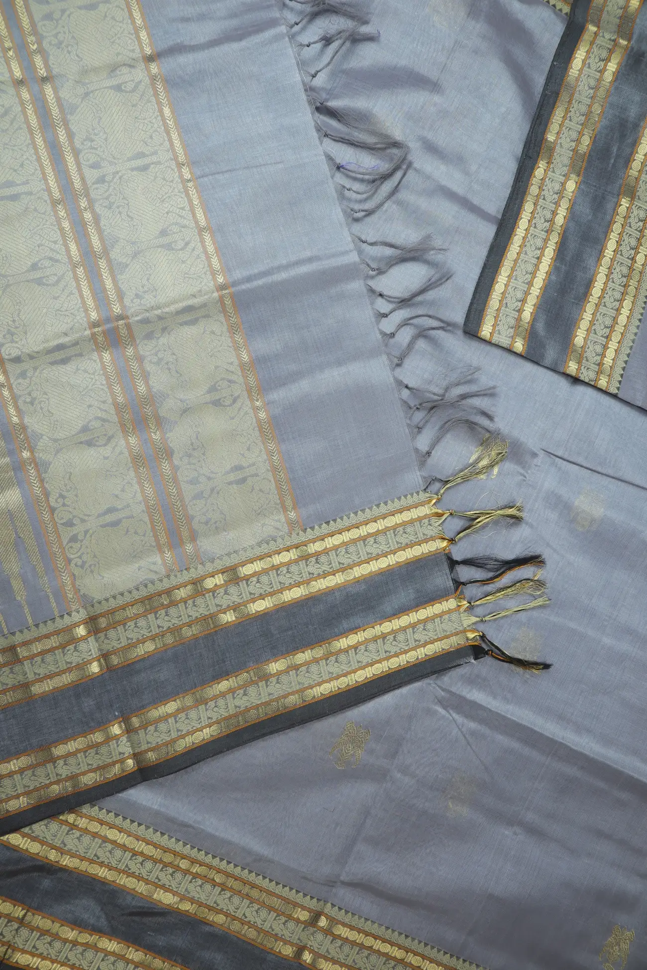 gray-parrot-ruthratcham-peacock-yazhi-rettai-pettu-kanchi-silk-cotton-saree-sc003084-d