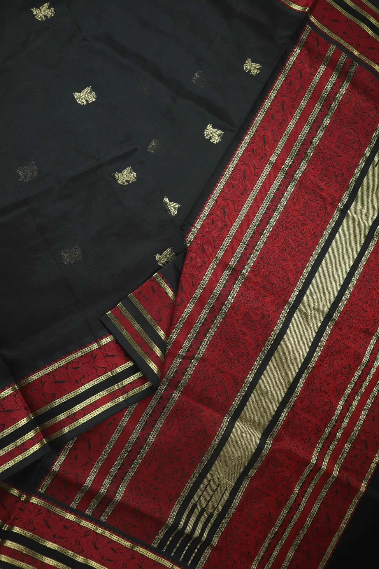 black-flying-horse-annapakshi-deer-kanchi-silk-cotton-saree-sc003087-b