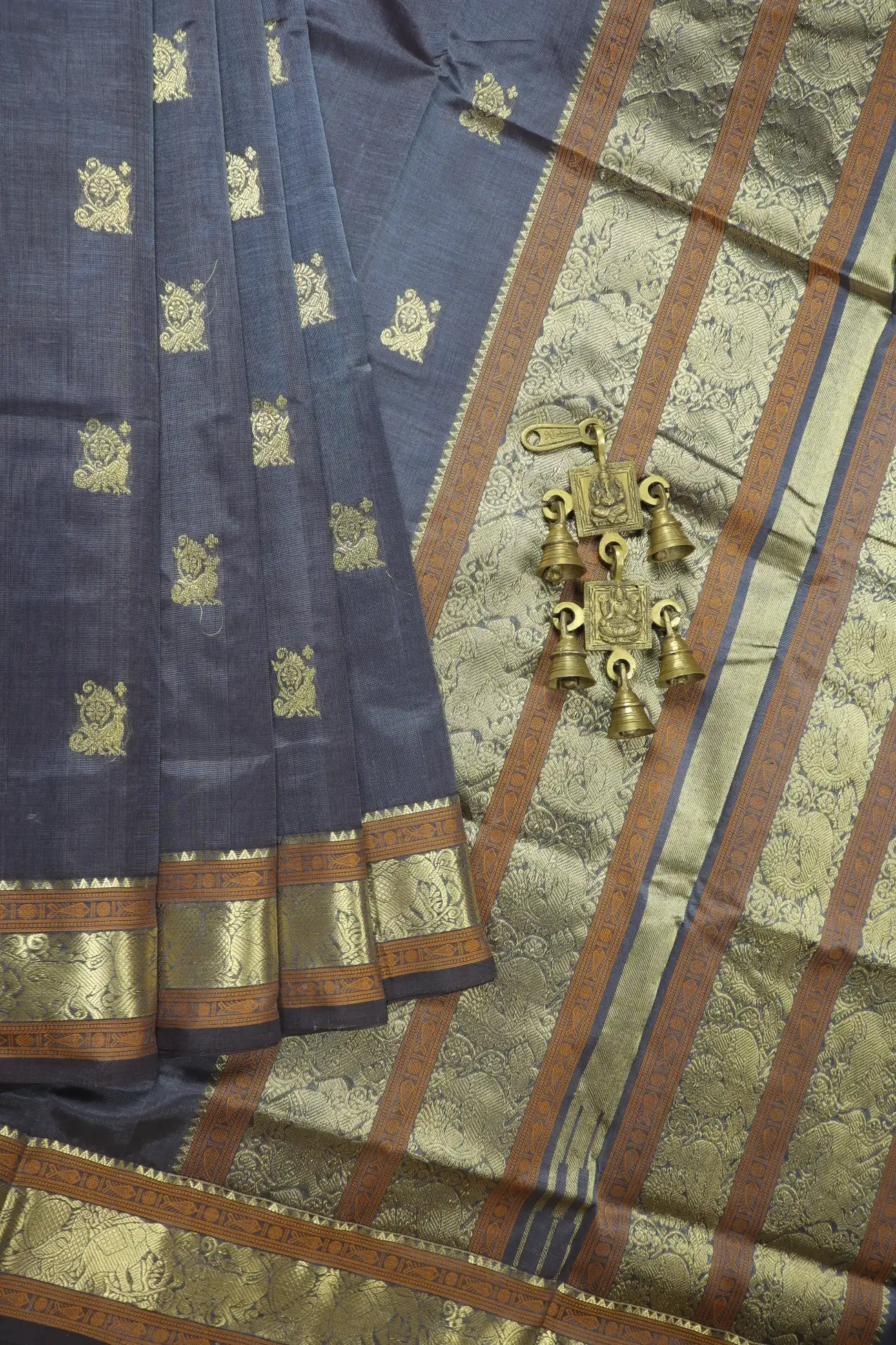 gray-yazhi-peacock-elephant-kanchi-silk-cotton-saree-sc003107-a