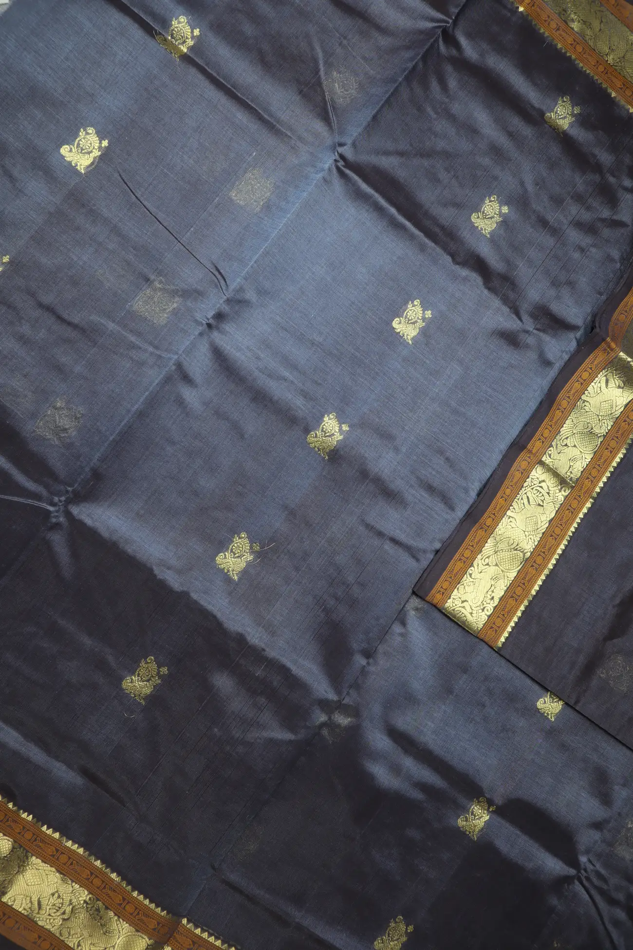 gray-yazhi-peacock-elephant-kanchi-silk-cotton-saree-sc003107-d