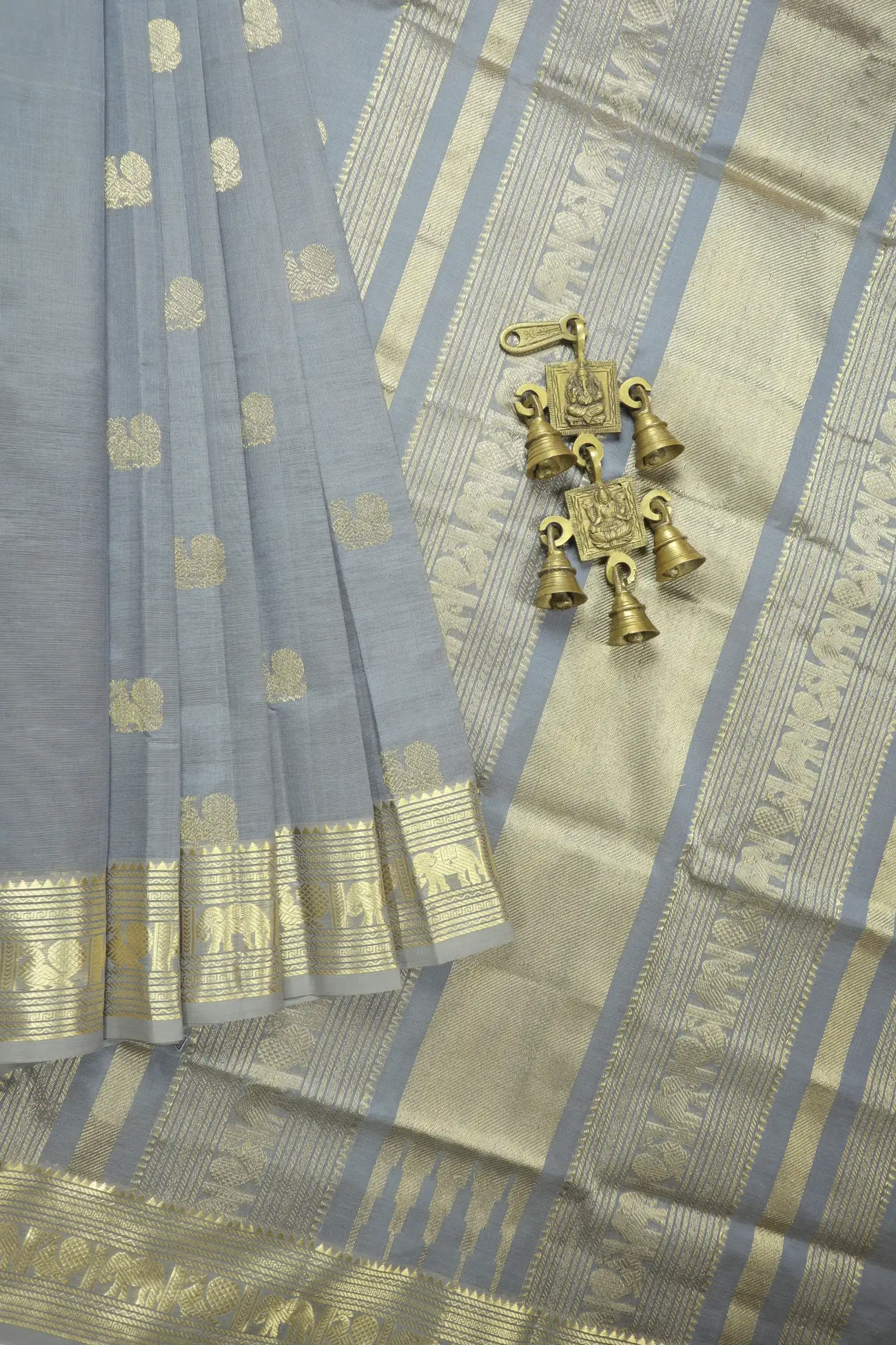gray-annapakshi-elephant-kanchi-silk-cotton-saree-sc003105-a
