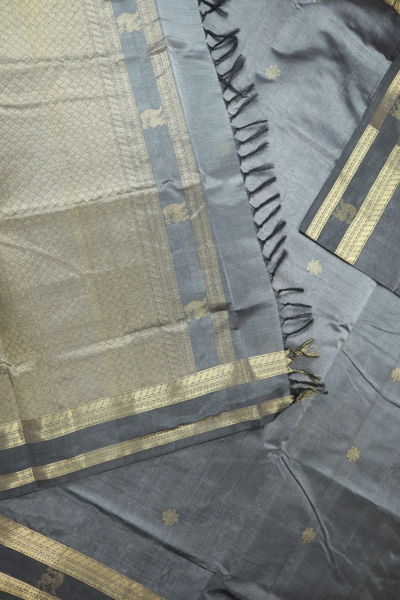 gray-yazhi-rettai-pettu-kolam-kanchi-silk-cotton-saree-sc003097-c