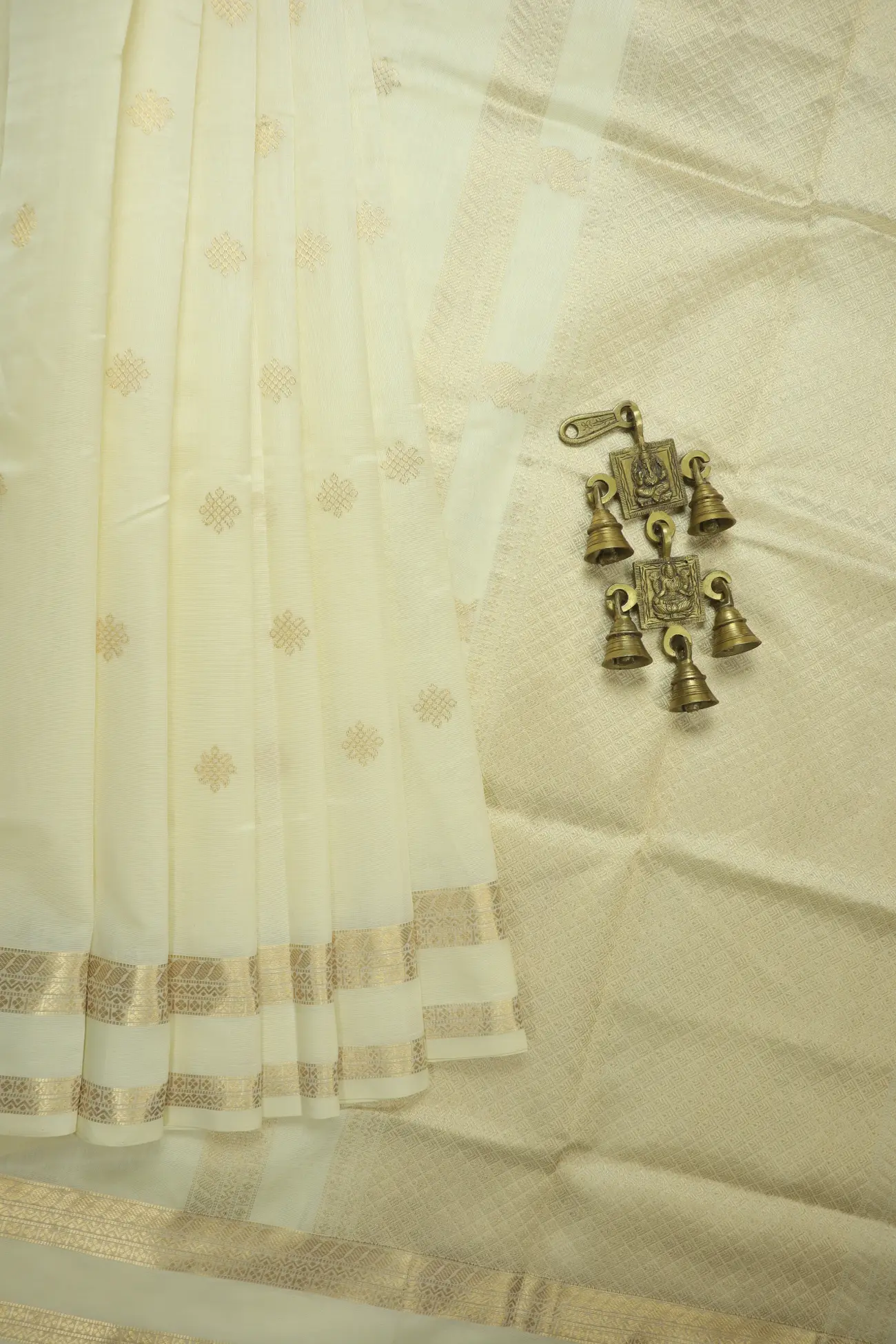 ivory-kolam-yazhi-rettai-pettu-kanchi-silk-cotton-saree-sc003096-a