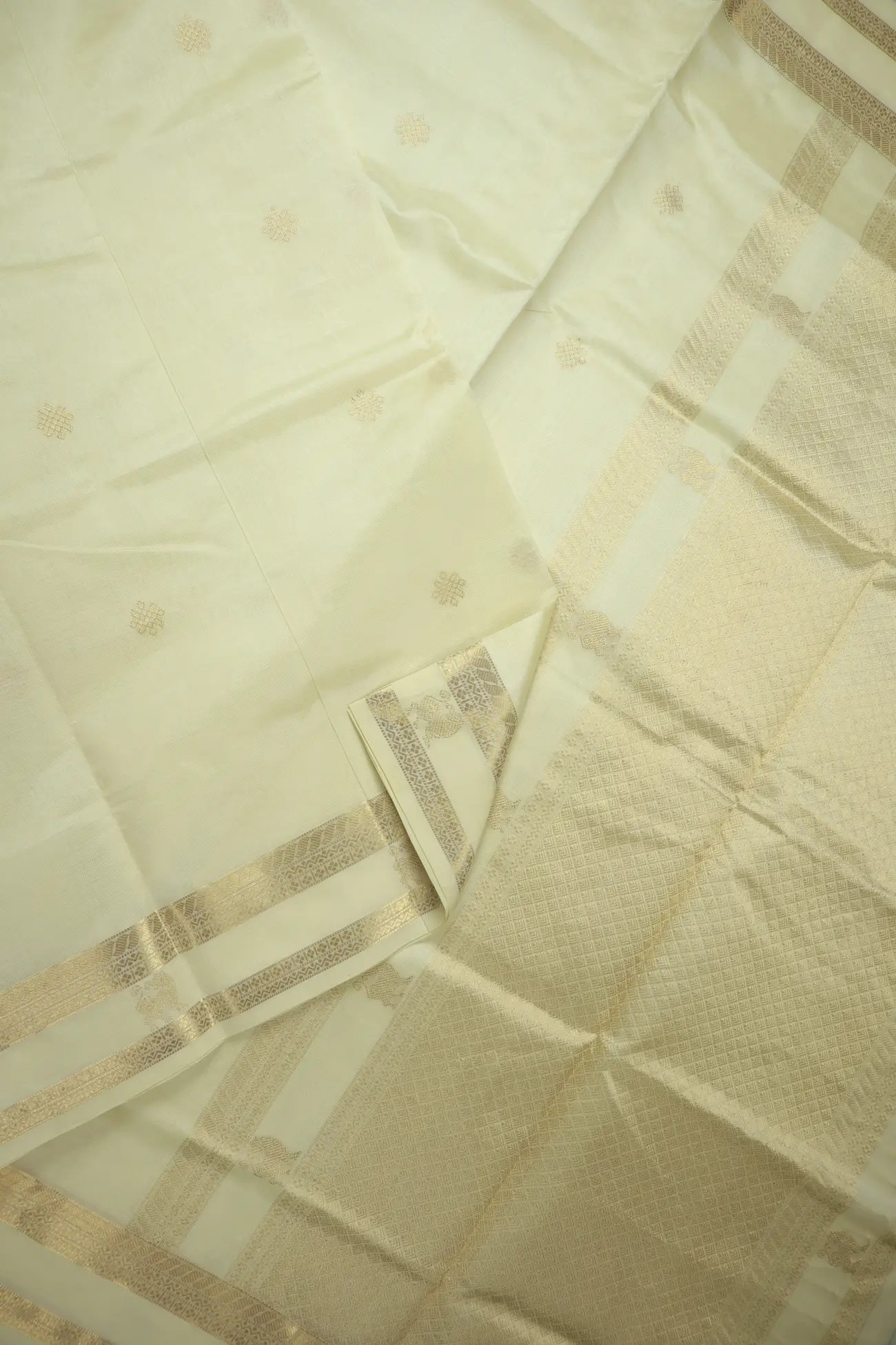 ivory-kolam-yazhi-rettai-pettu-kanchi-silk-cotton-saree-sc003096-b