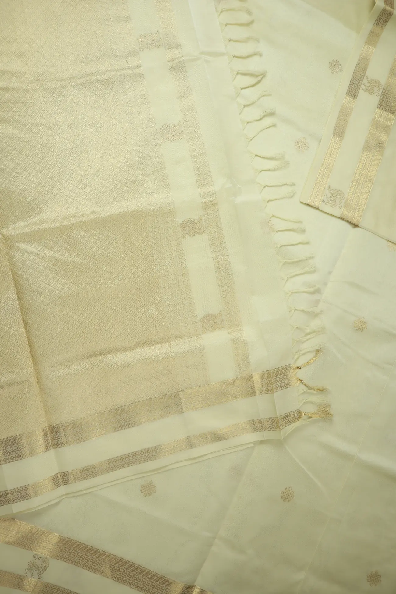 ivory-kolam-yazhi-rettai-pettu-kanchi-silk-cotton-saree-sc003096-c