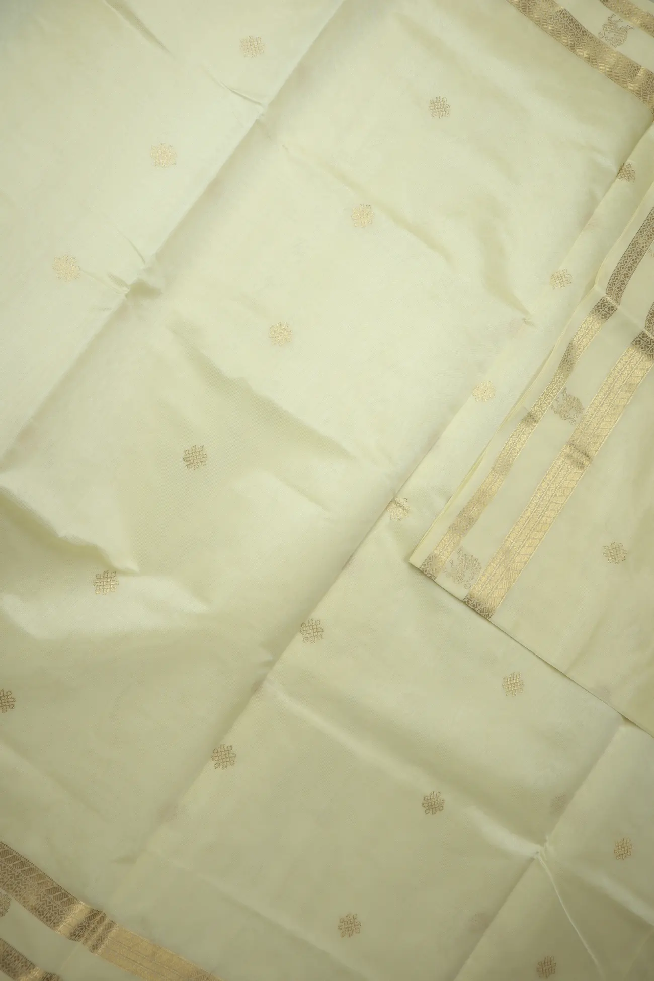 ivory-kolam-yazhi-rettai-pettu-kanchi-silk-cotton-saree-sc003096-d
