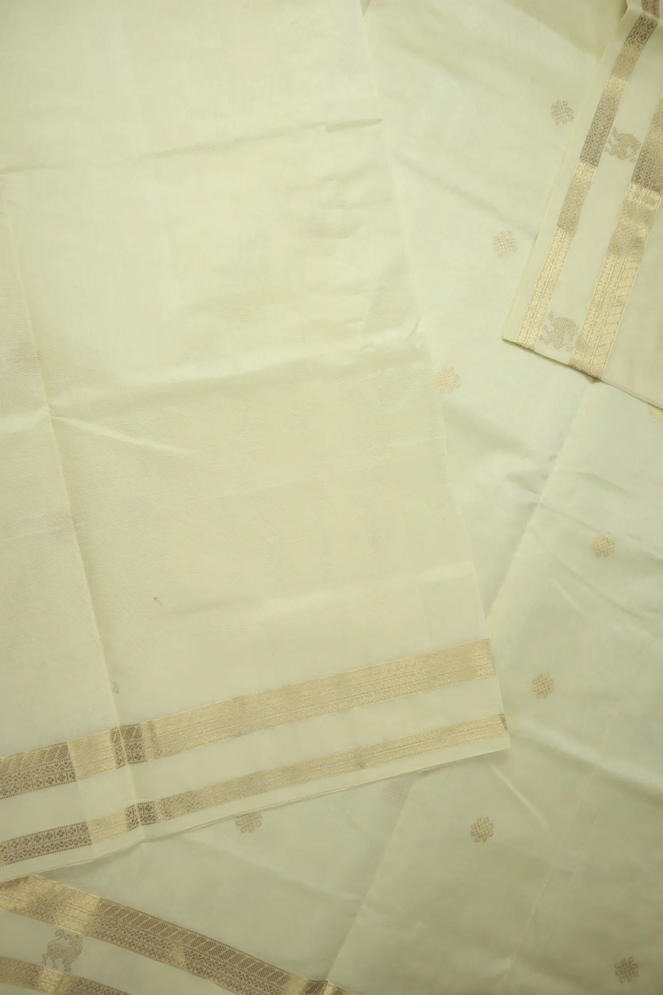 ivory-kolam-yazhi-rettai-pettu-kanchi-silk-cotton-saree-sc003096-e