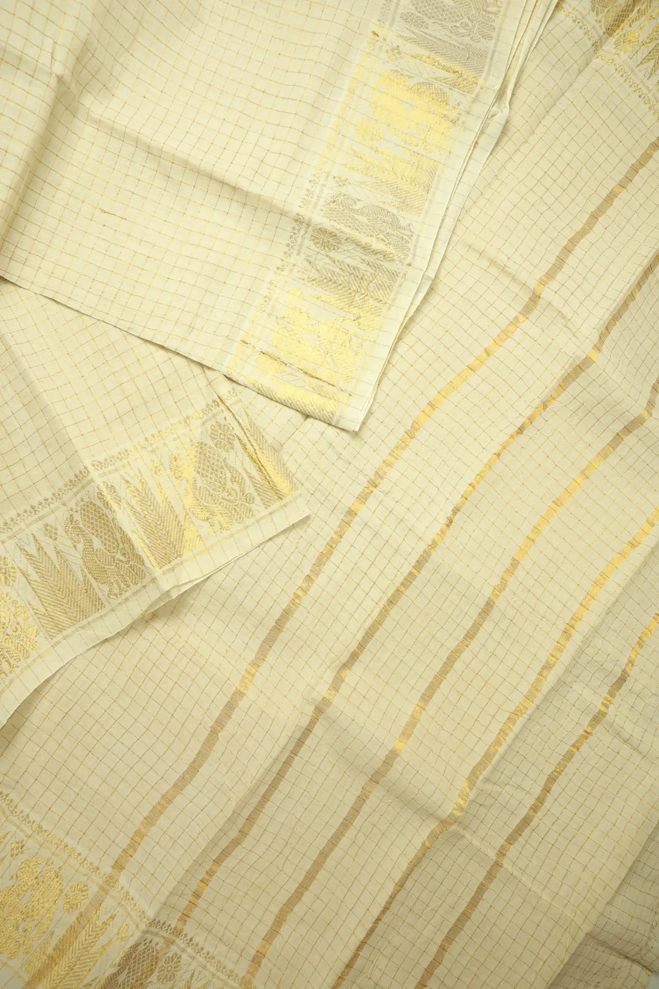 off-white-thalampoo-reku-peacock-madurai-sungudi-saree-ss006483-b