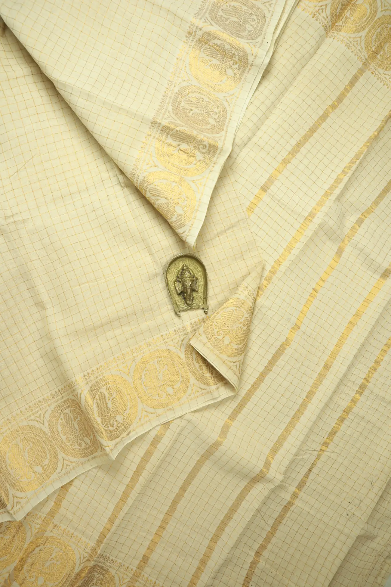 off-white-peacock-madurai-sungudi-saree-ss006482-a
