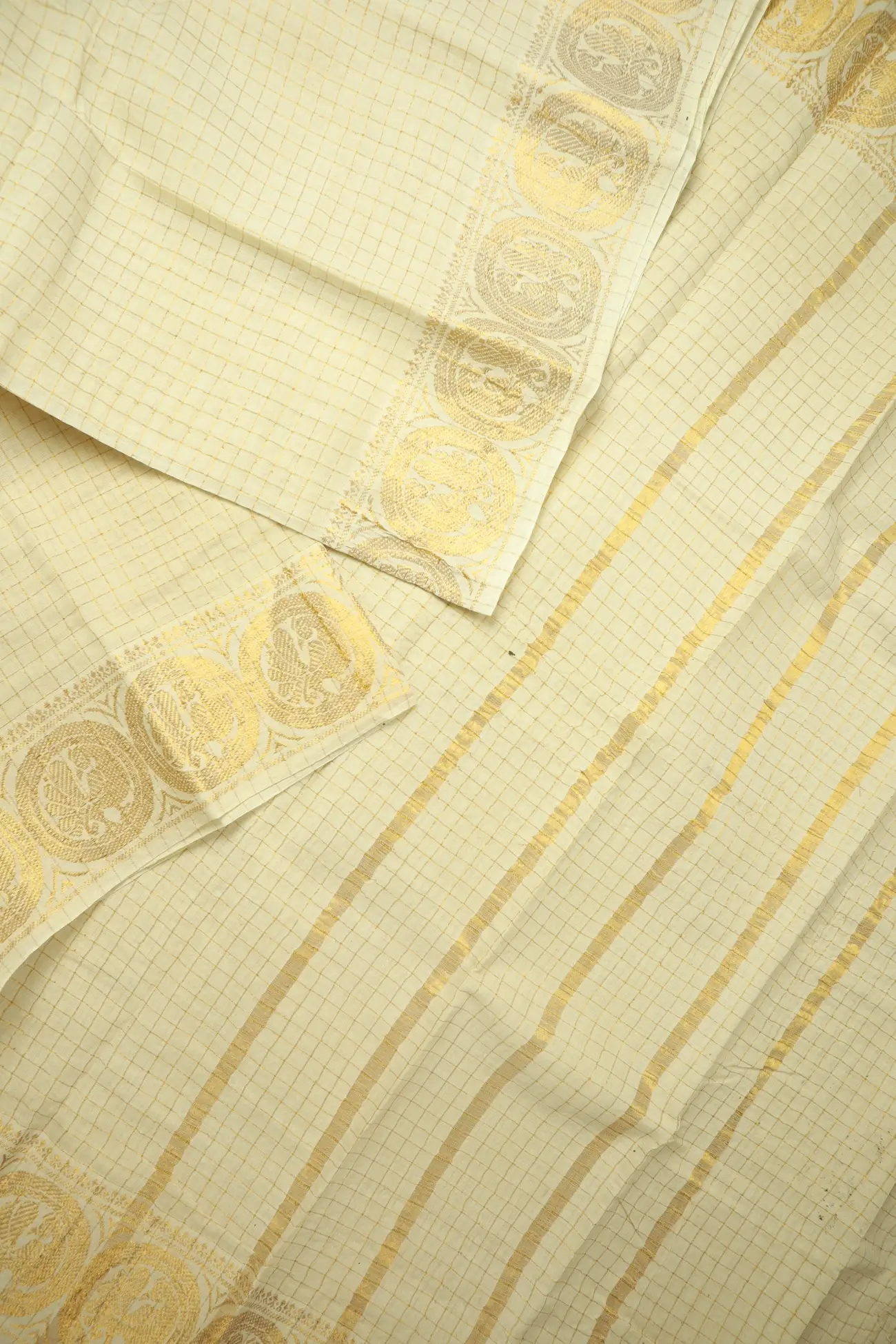 off-white-peacock-madurai-sungudi-saree-ss006482-b