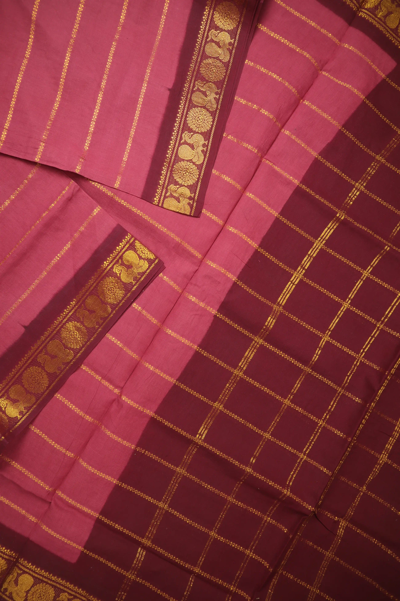 light-coral-veldhari-peacock-kamalam-butta-madurai-sungudi-saree-ss006411-b