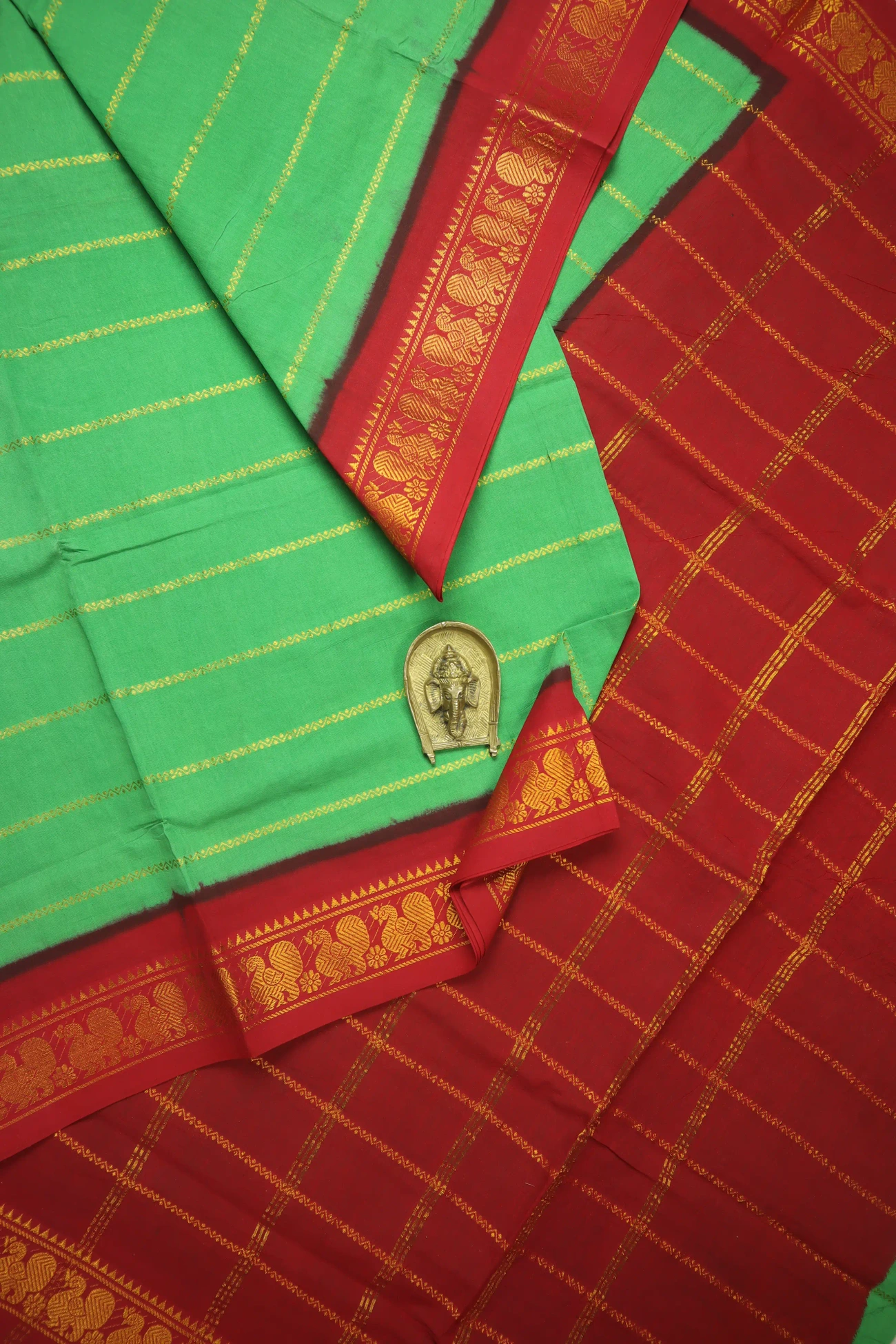 light-green-veldhari-peacock-madurai-sungudi-saree-ss006402-a