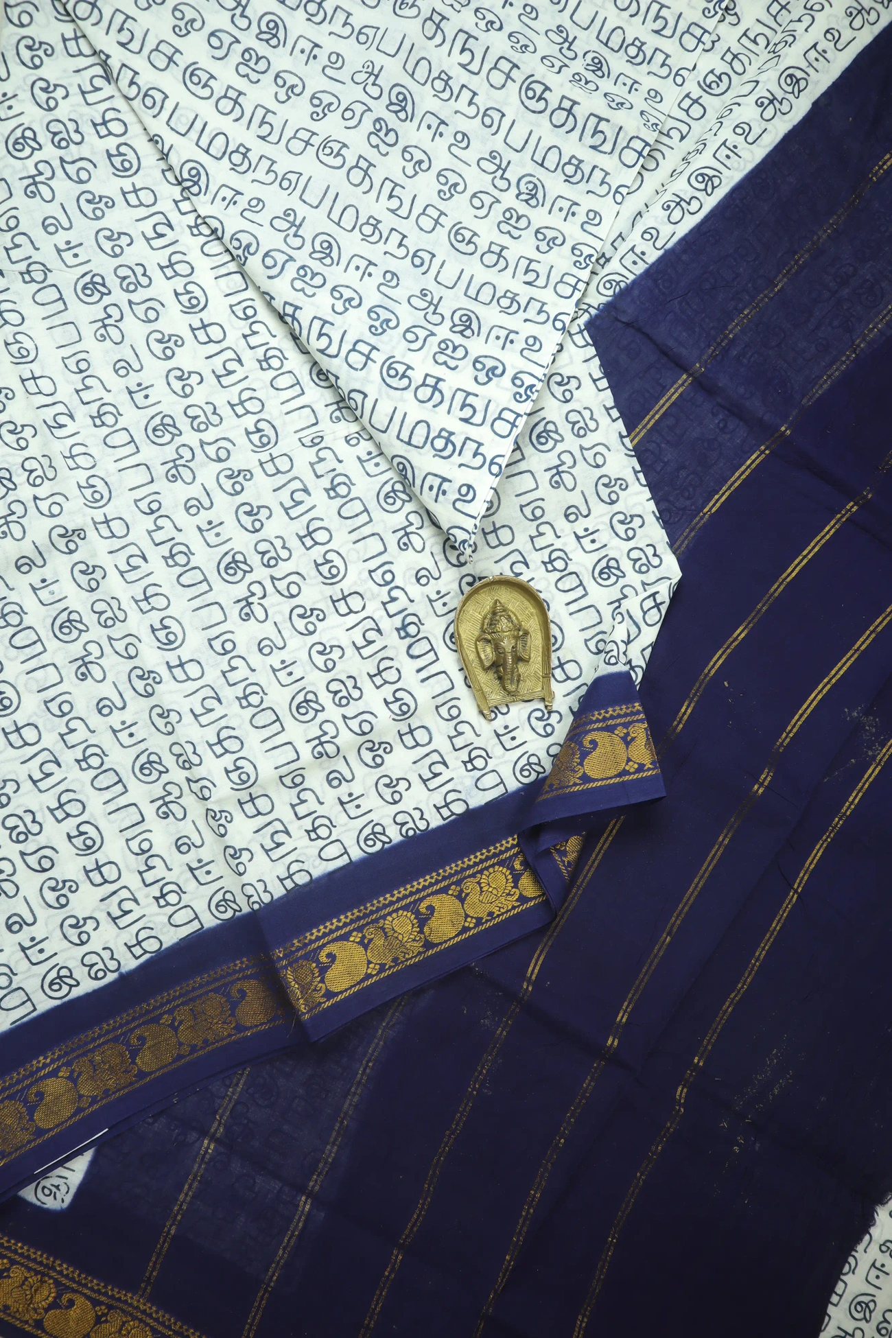 white-tamil-alphabets-madurai-sungudi-saree-ss006422-a