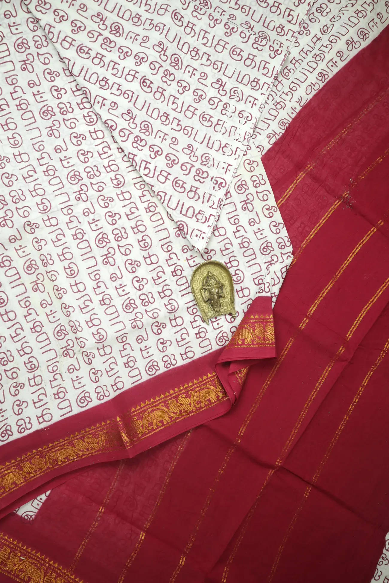 white-tamil-alphabets-madurai-sungudi-saree-ss006426-a
