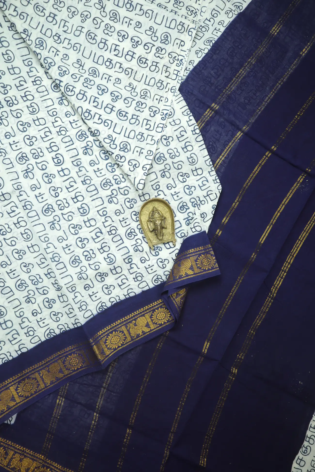 white-tamil-alphabets-madurai-sungudi-saree-ss006427-a