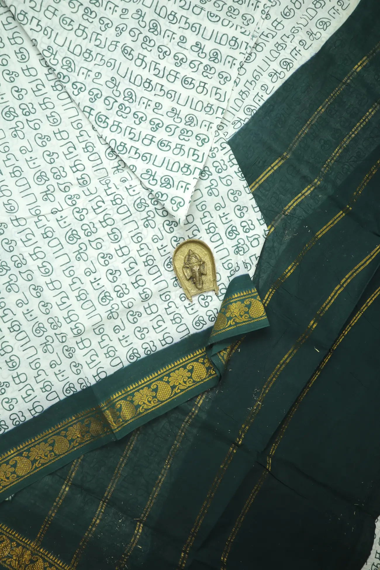 white-tamil-alphabets-madurai-sungudi-saree-ss006425-a