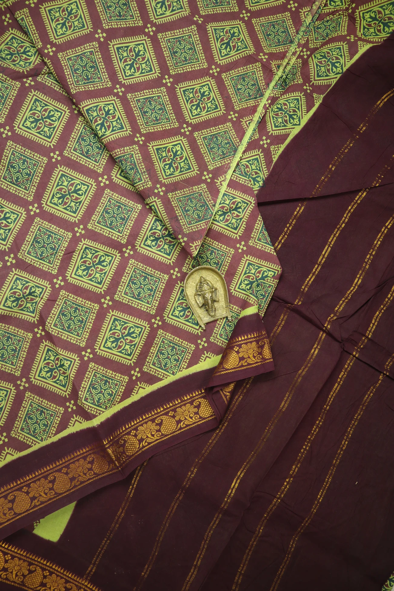 brown-flower-diamoned-madurai-sungudi-saree-ss006526-a