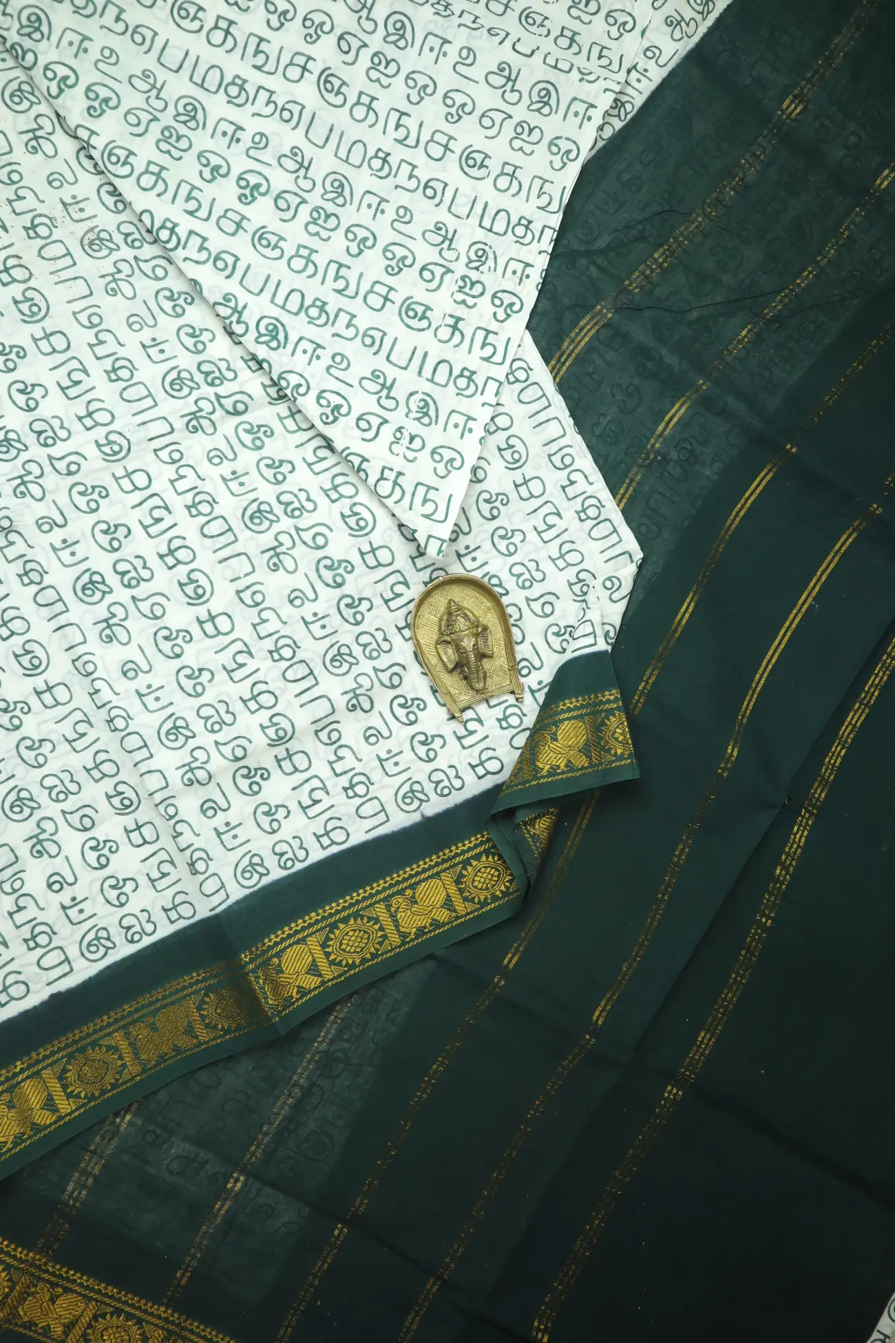 white-tamil-alphabets-madurai-sungudi-saree-ss006428-a