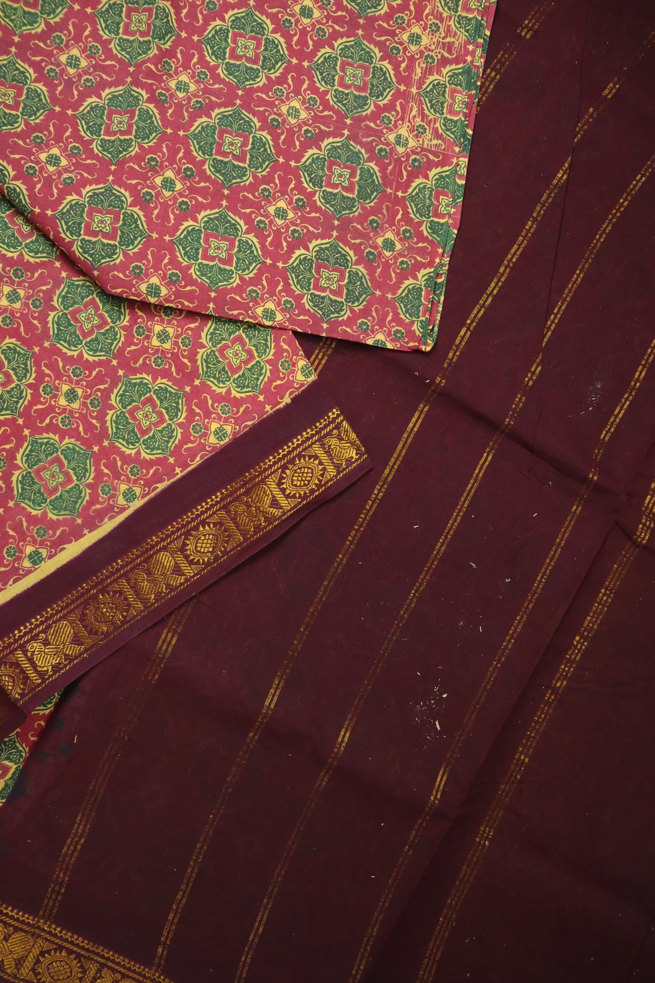 indian-red-flower-peacock-ruthratcham-madurai-sungudi-saree-ss006538-b
