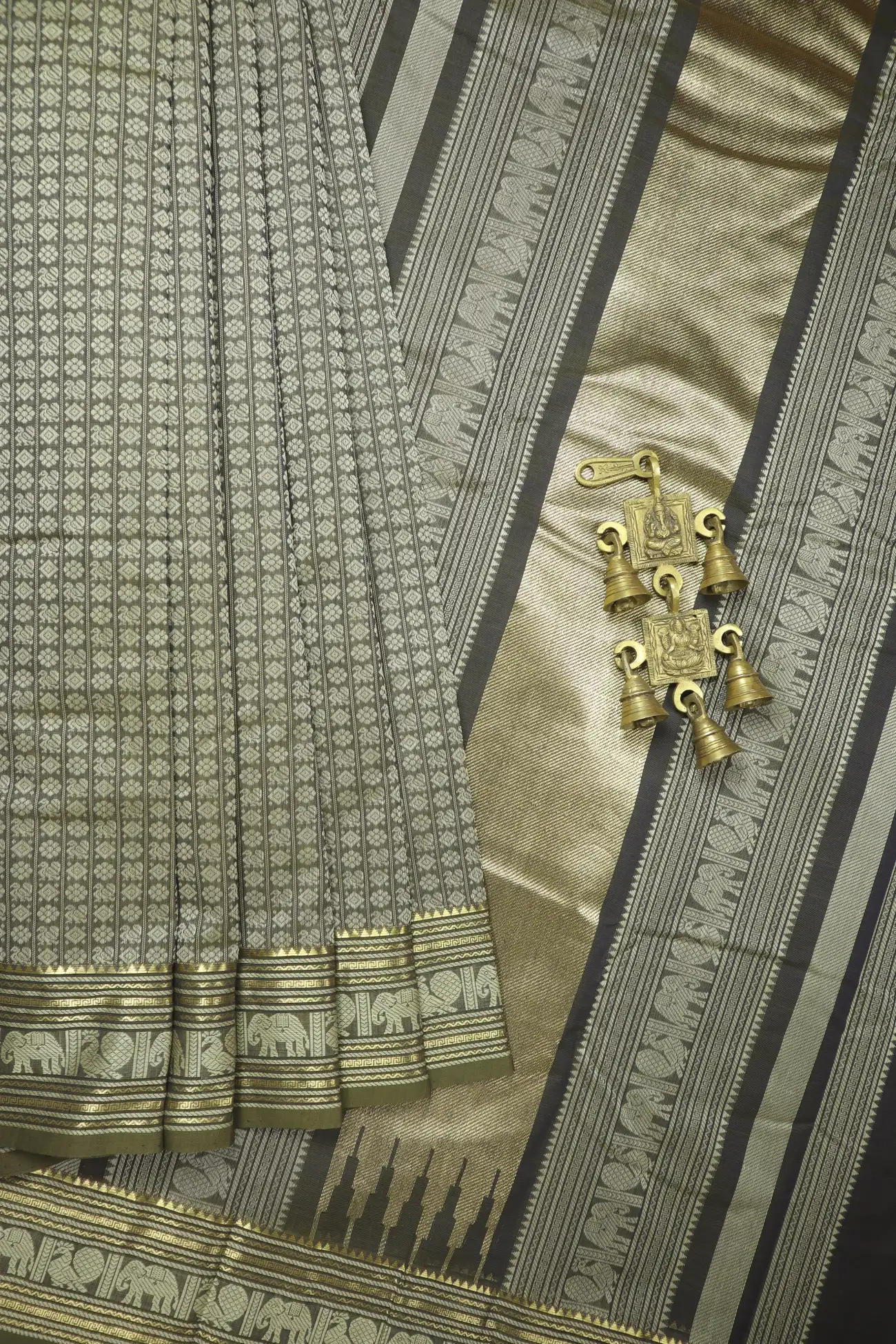 gray-twenty-thousand-butta-peacock-elephant-kanchi-cotton-saree-uu005723-a