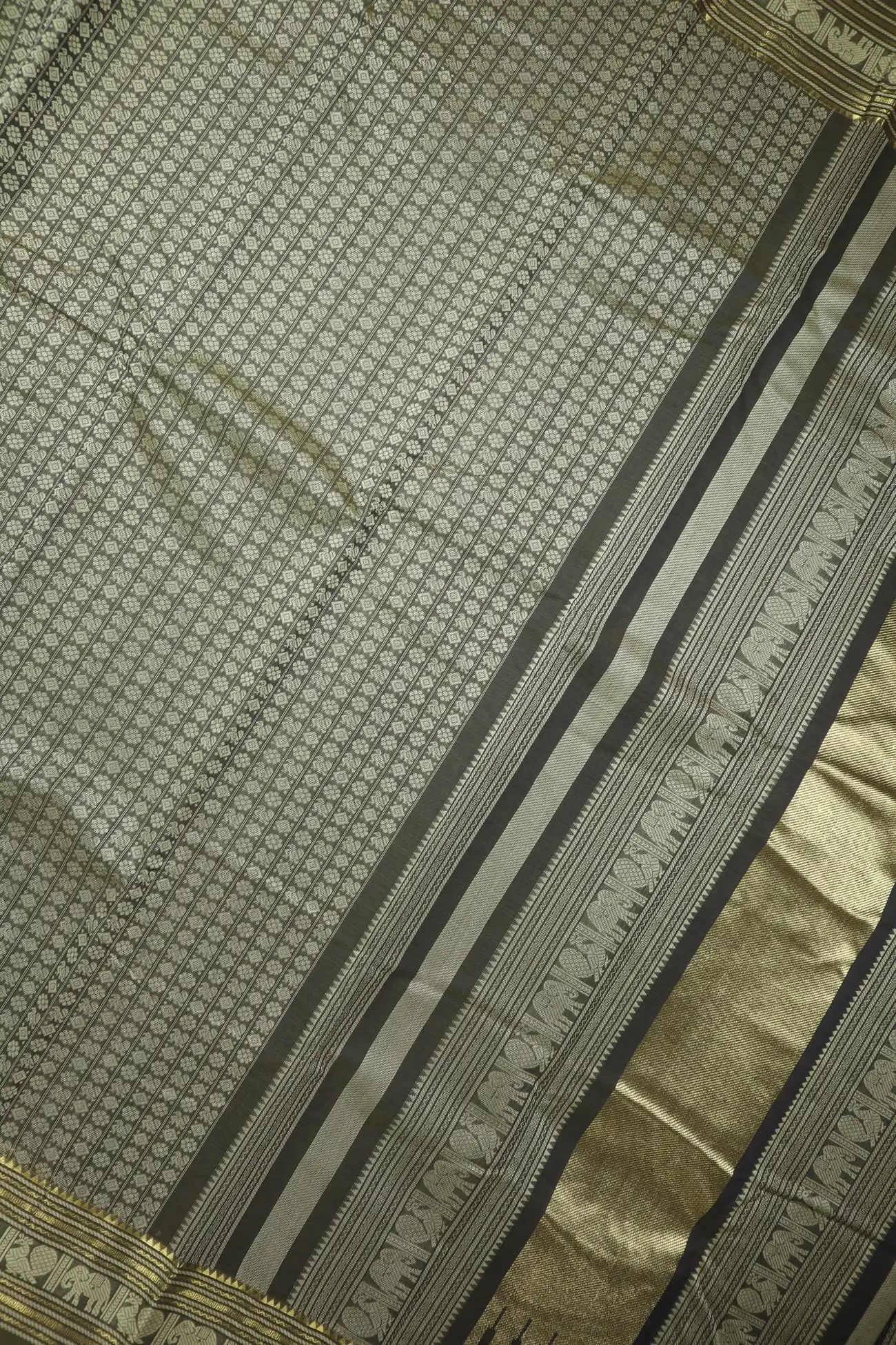 gray-twenty-thousand-butta-peacock-elephant-kanchi-cotton-saree-uu005723-d