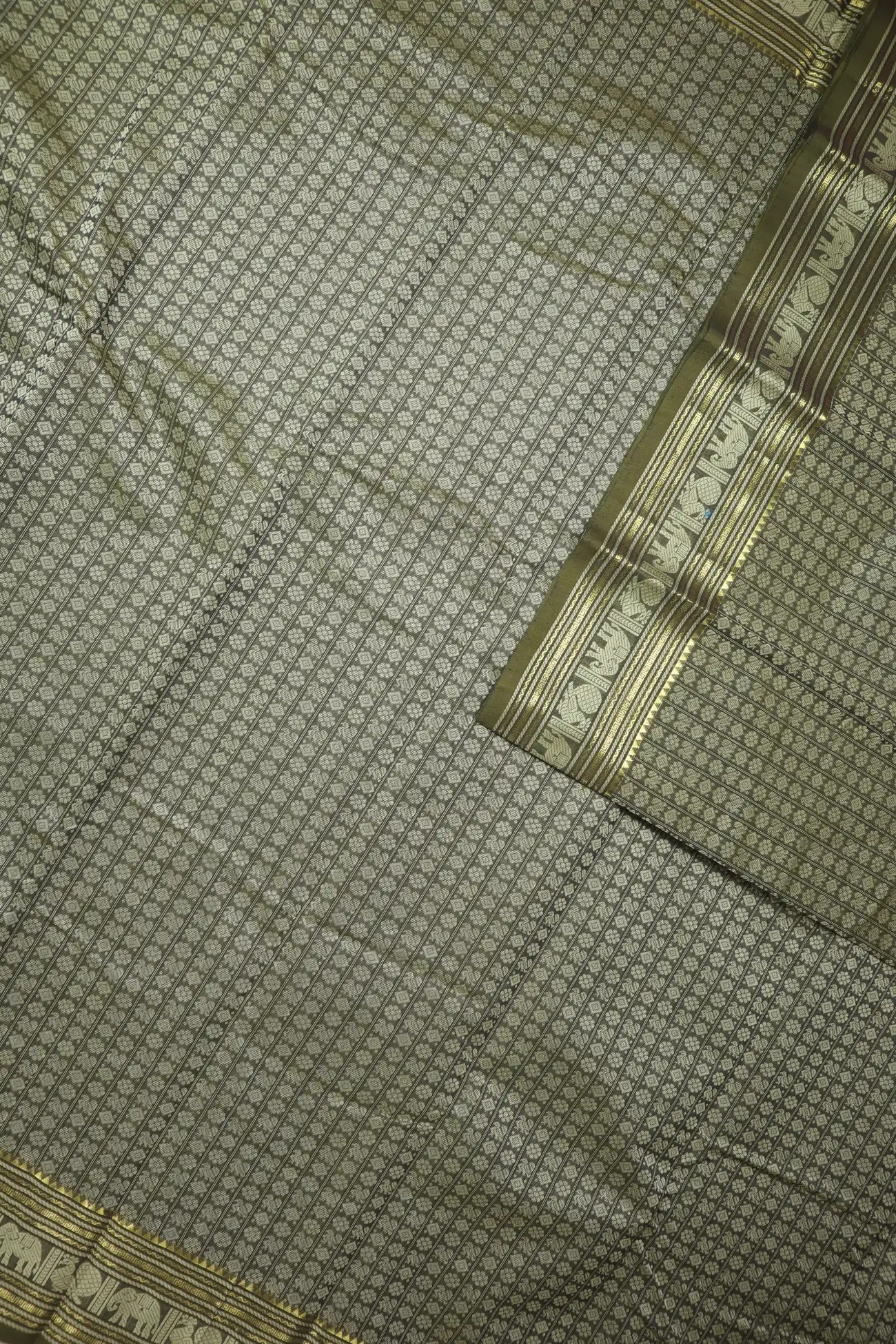 gray-twenty-thousand-butta-peacock-elephant-kanchi-cotton-saree-uu005723-e