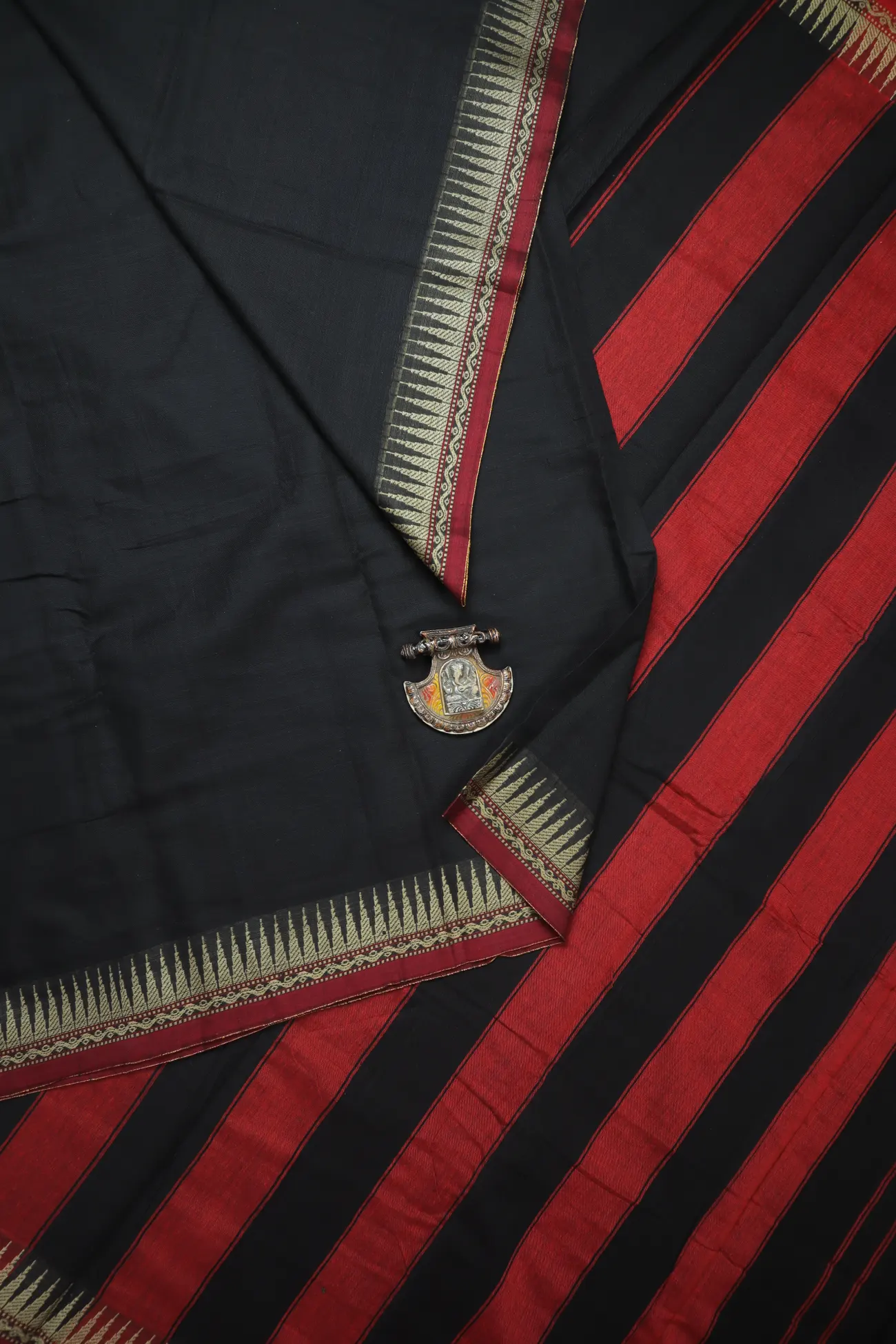 black-oosi-gopuram-narayanpet-saree-pk003144-a