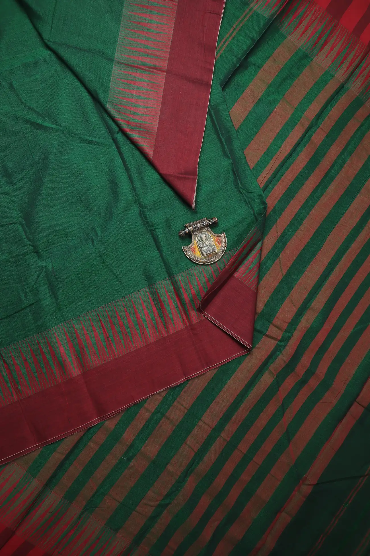 dark-green-oosi-gopuram-narayanpet-saree-pk002892-a
