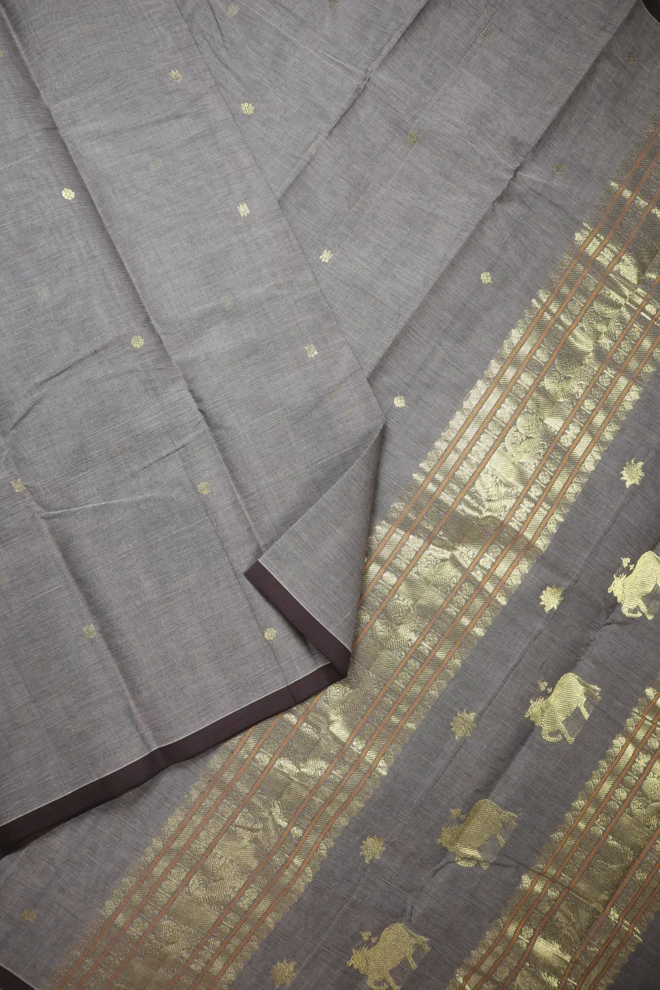 gray-kamalam-butta-cow-peacock-kanchi-cotton-saree-uu005666-b