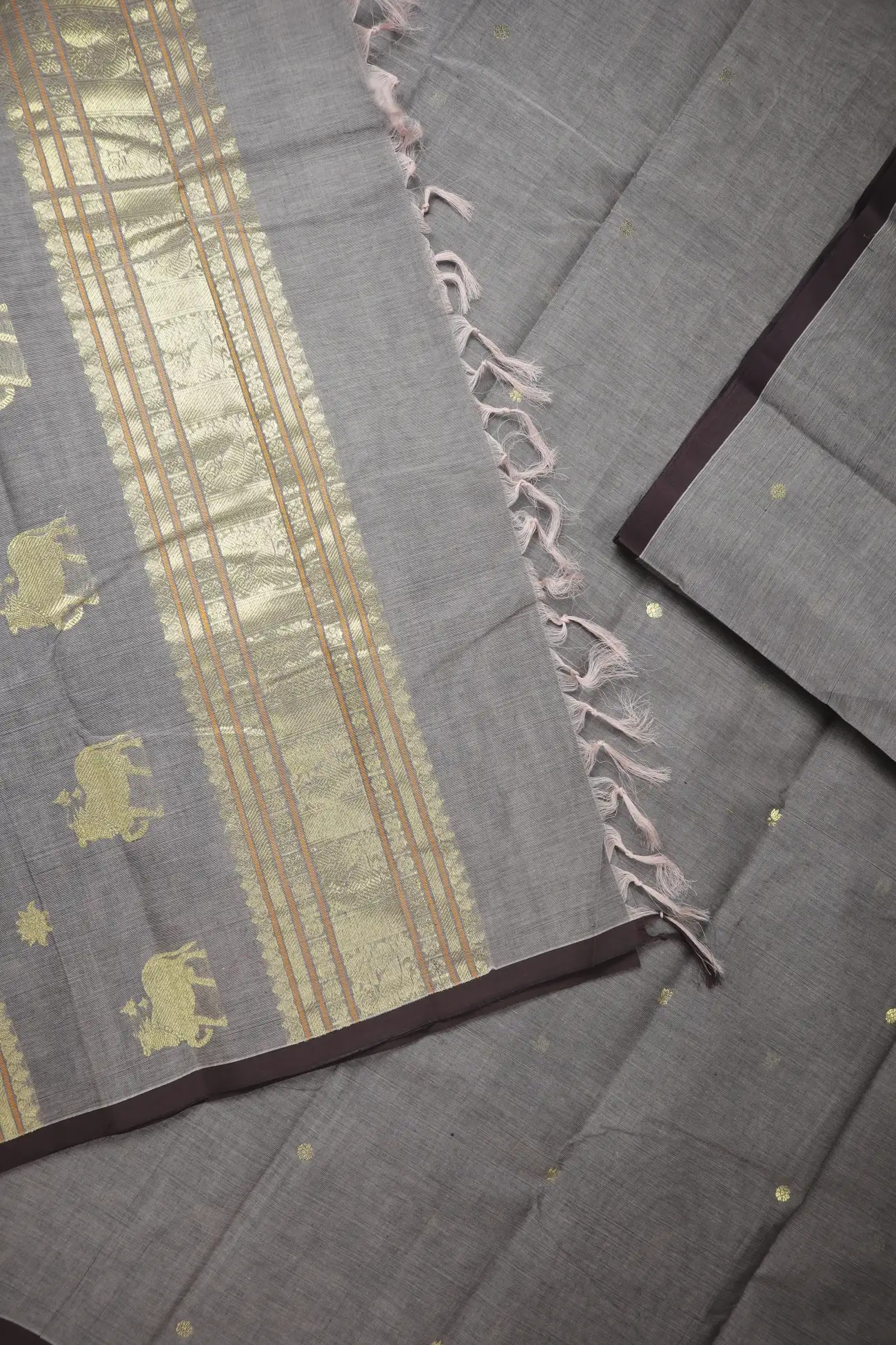 gray-kamalam-butta-cow-peacock-kanchi-cotton-saree-uu005666-c