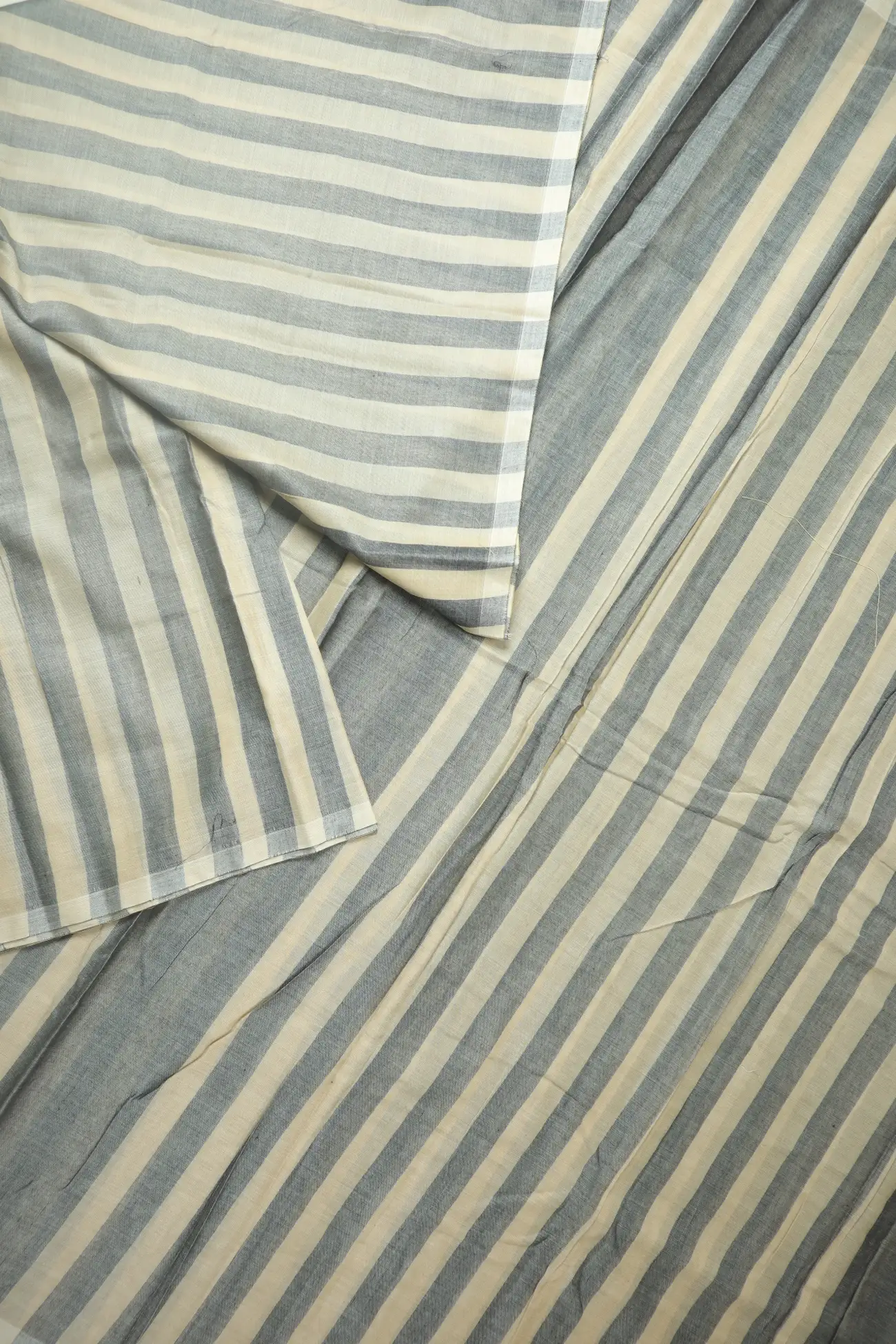 gray-vertical-stripes-narayanpet-saree-pk003124-b