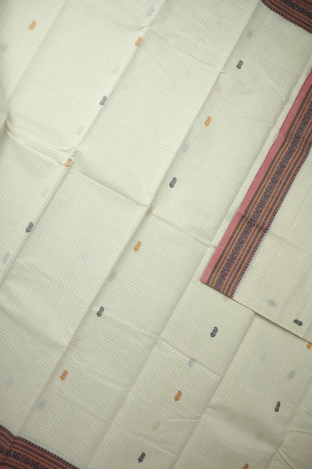 white-mango-checked-kanchi-cotton-saree-uu005668-d