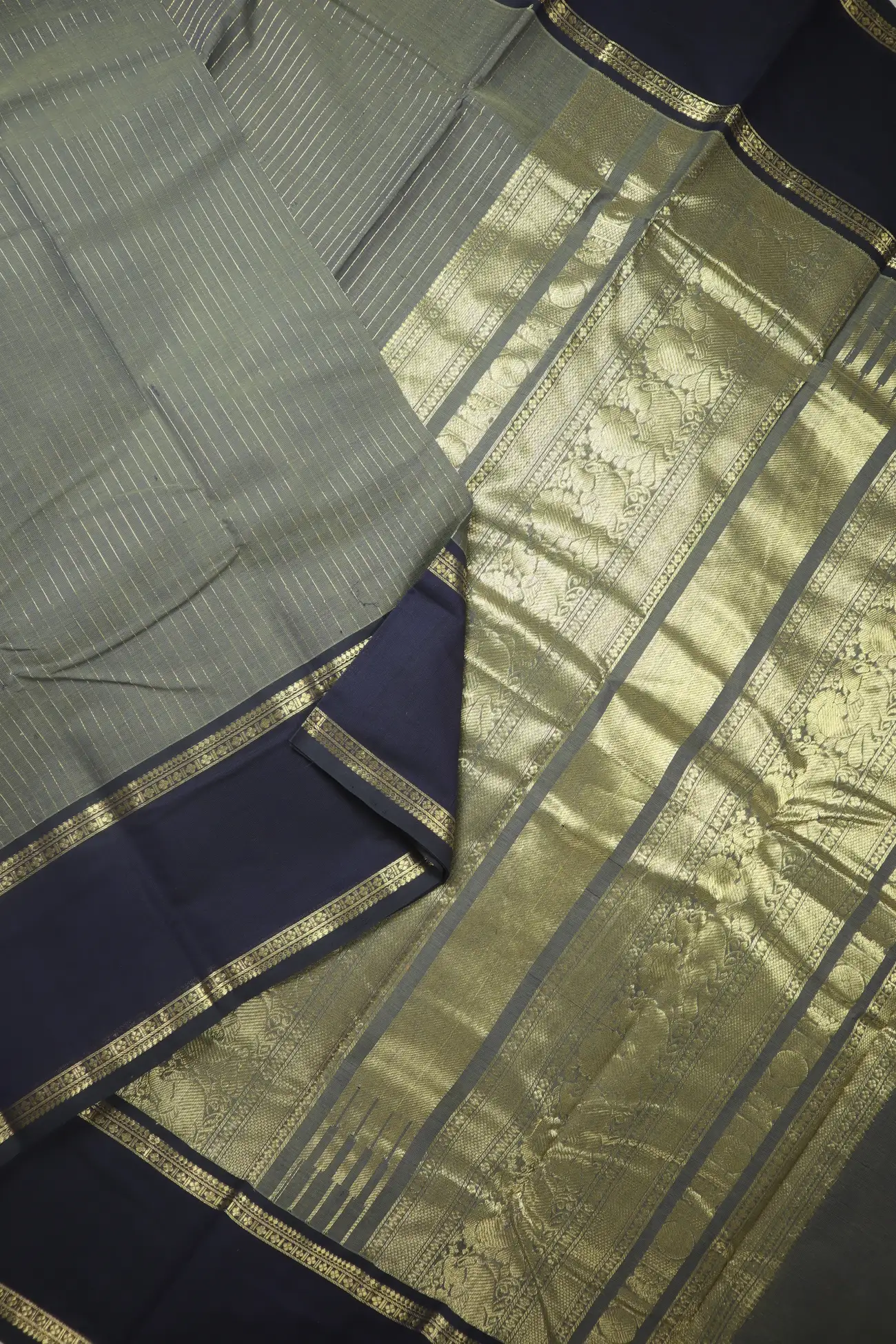 gray-rettai-pettu-vertical-stripes-kanchi-cotton-saree-uu005678-b