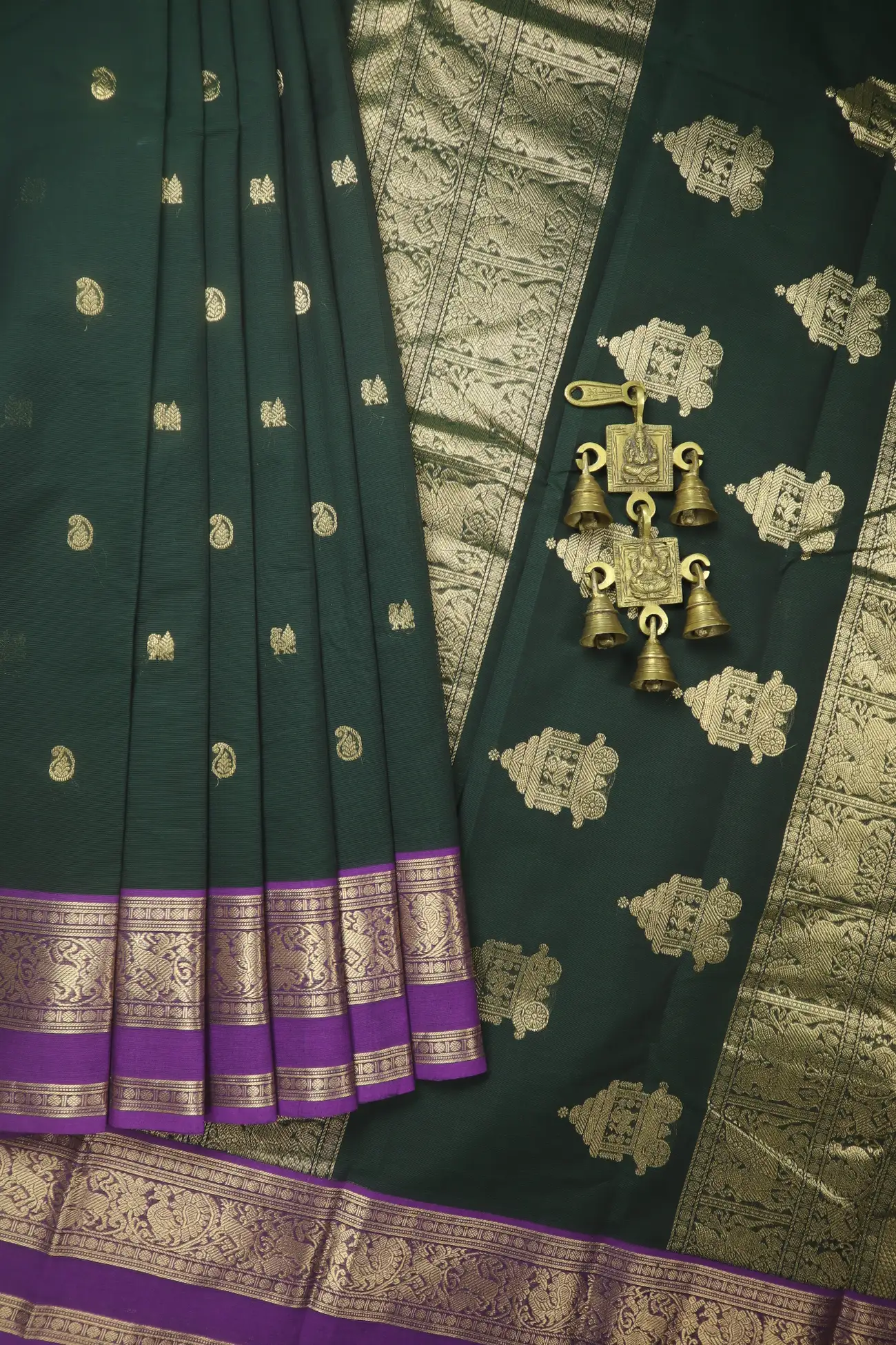 dark-green-mango-pallaku-chariot-kanchi-cotton-saree-uu005693-a