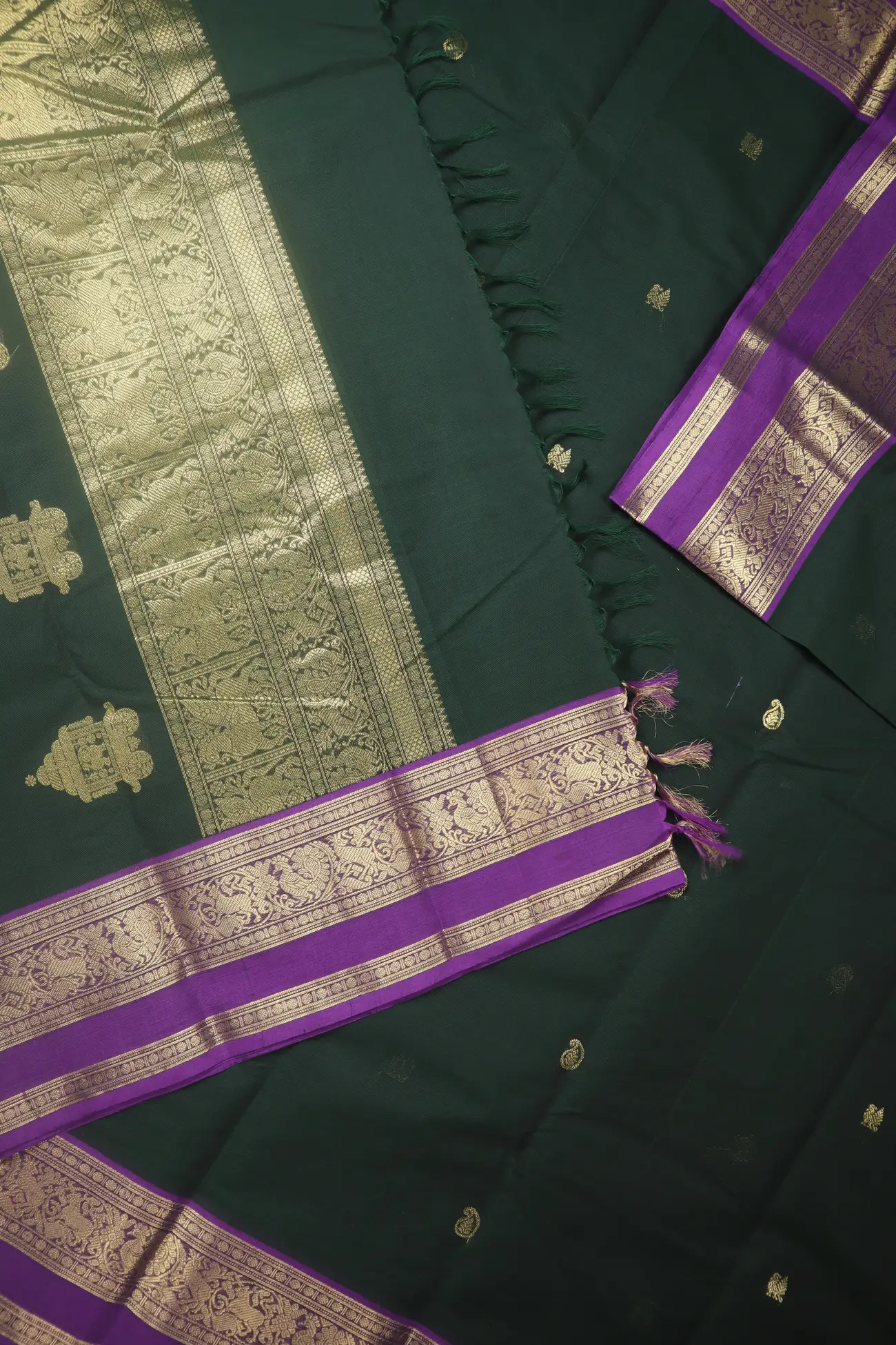 dark-green-mango-pallaku-chariot-kanchi-cotton-saree-uu005693-c